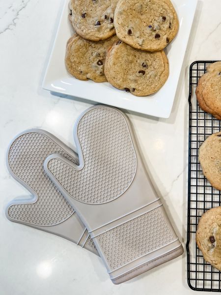 Best oven mits I have ever used. Perfect gift for the cook in your life. Bundle them with some of the other ideas I linked for a perfect gift! 

Gift guide, kitchen, Amazon find 

#LTKfindsunder50 #LTKCyberWeek #LTKhome