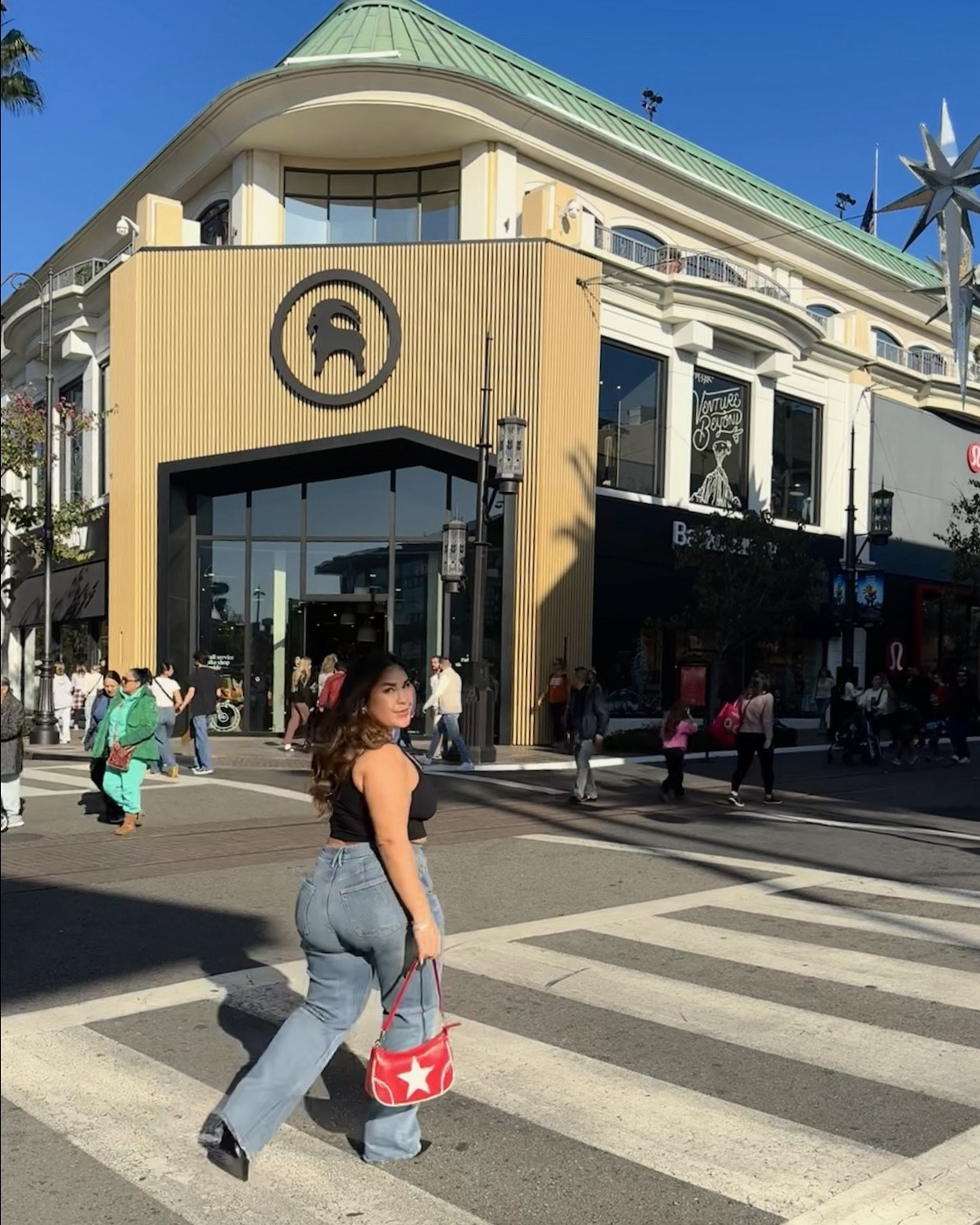 Put me in my most comfortable jeans and a black crop top and I'm a happy girl! My curves are highlighted and hugged so well in these Good American '90s Relaxed jeans and then this OQQ crop top doesn't even need a bra- perfect! Oh the jeans are long on me since I'm 4'11 so I wore pointed toe boots with them!
Jeans Size 6 
Top size Medium
#goodamerican #oqq #gagoodsquad #curvyinfluencer #curvy #midsize #curvyjeans #curvyoutfits #latincreators #curvyootd #midsizefashion #curvyfashion #lifeincurves #lavidaencurvas #shortandcurvy 

#LTKMidsize #LTKPetite #LTKStyleTip