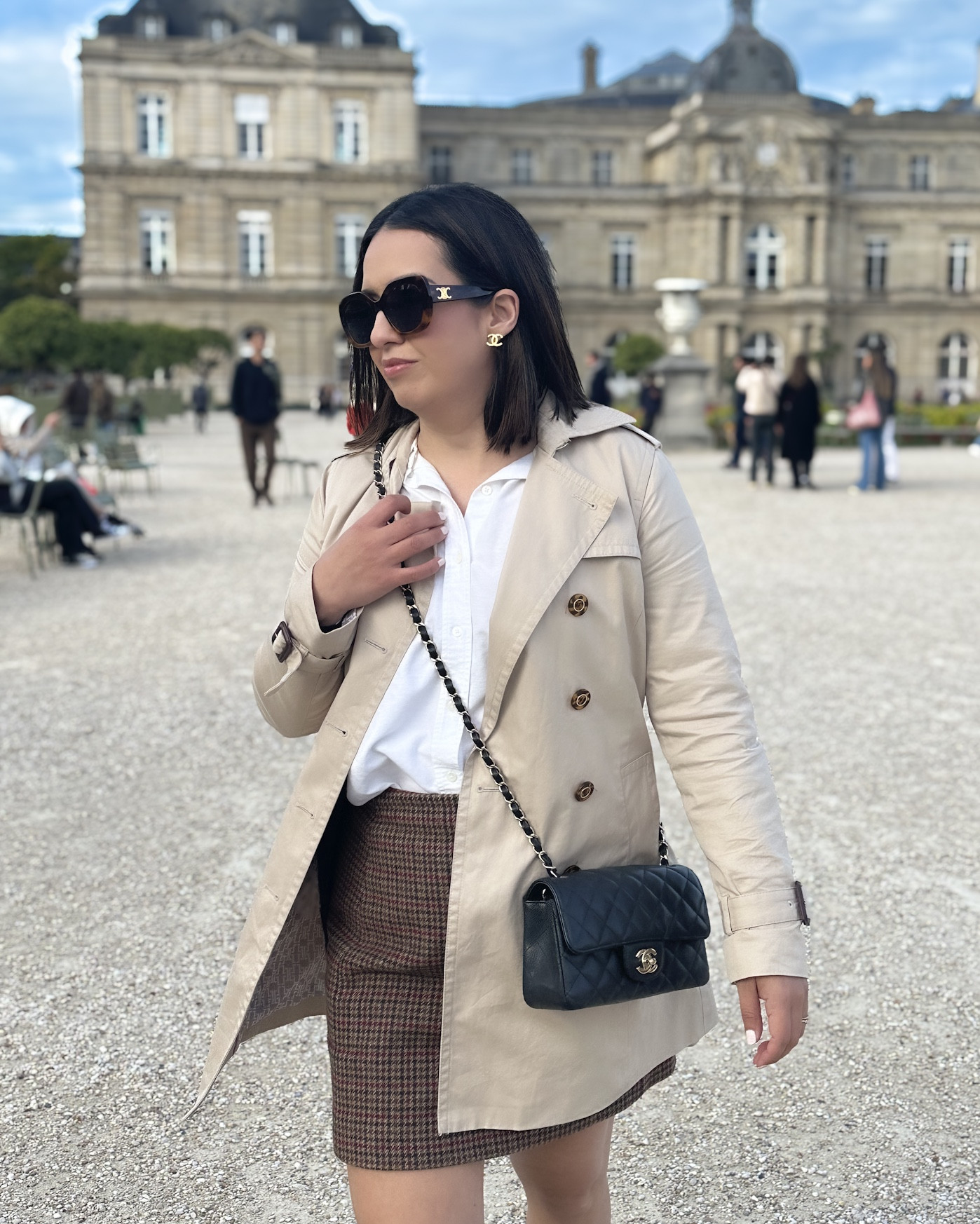 Fall outfit uniform 🤎🍁

• shirt is size 40/8Us (sized up for an oversized fit)
• skirt is size 38/6us (TTS)
• trench coat is size S 
• boots 36 for my usual 36