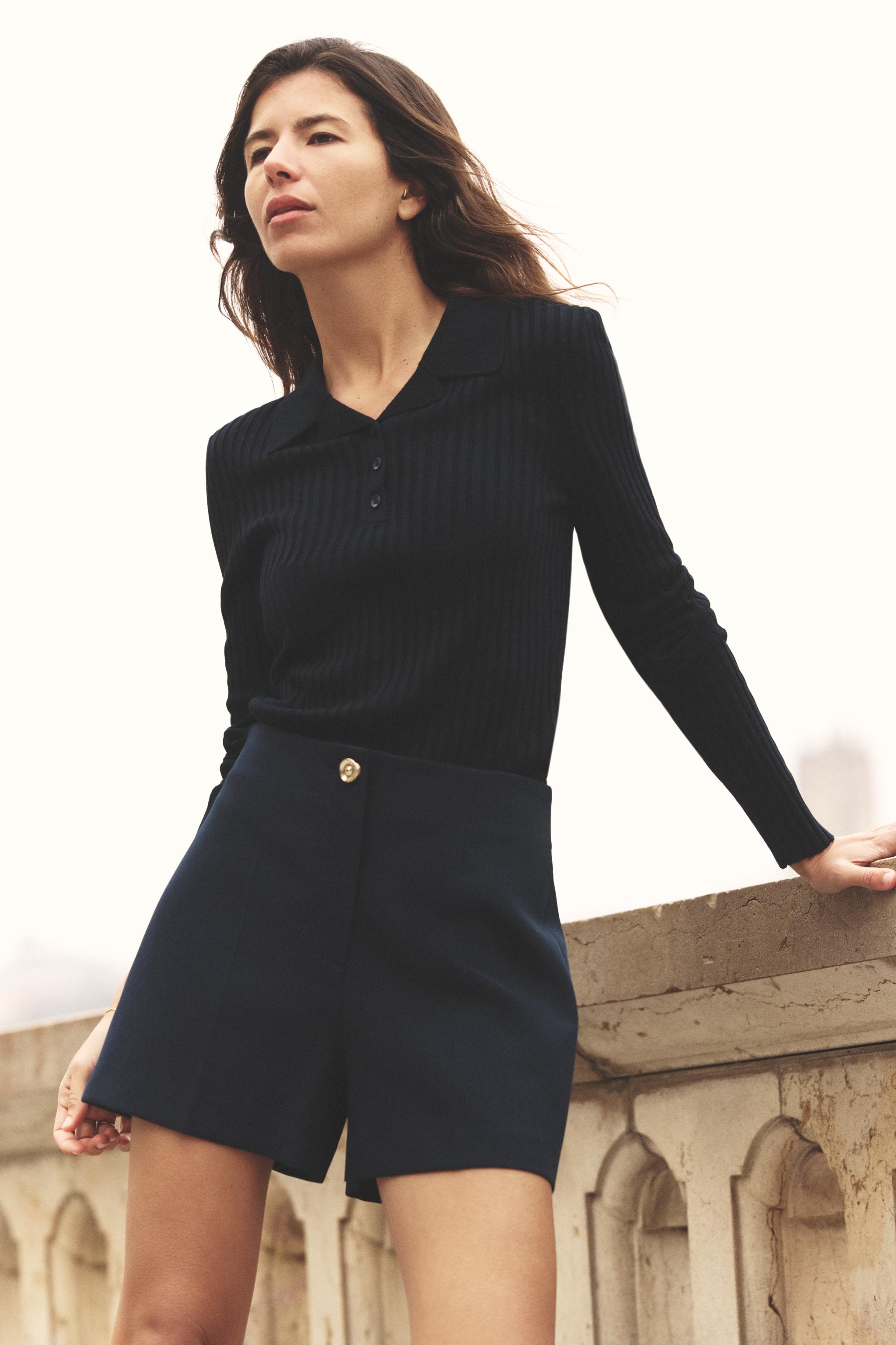 High-waisted shorts. Front closure with zipper and gold button. | Zara US