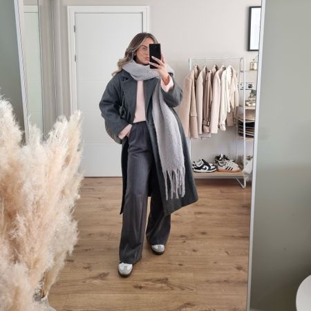 Day 15 of my 30 outfits in 30 days challenge 

Coat & jumper - Primark (linked similar)
Trousers - New Look (size 10/true to size)