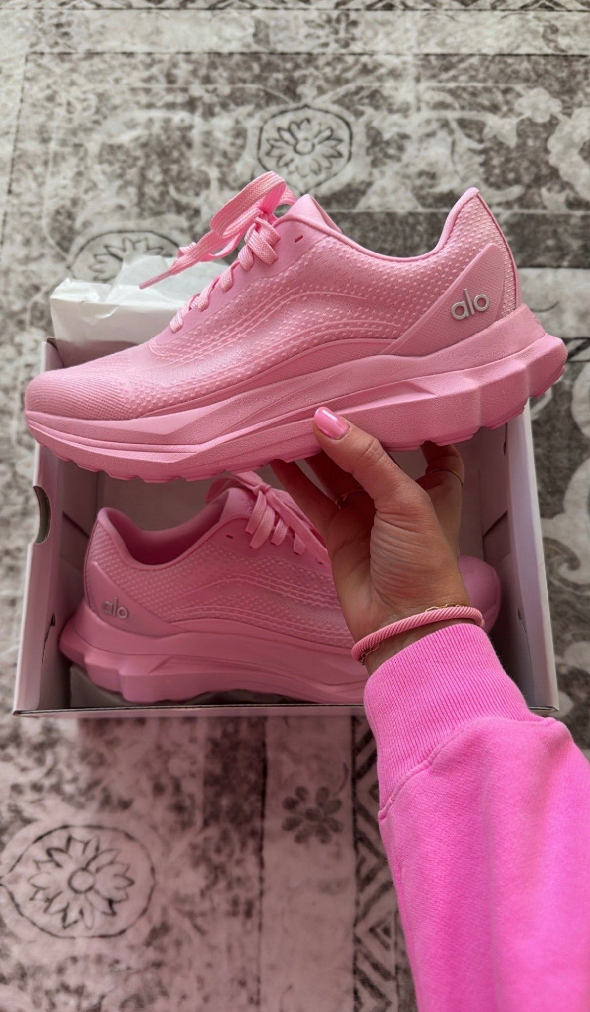 Alo pink runner sneakers 
Gift idea 