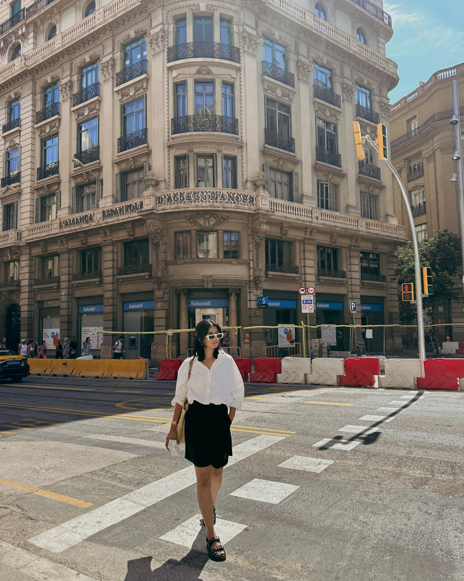 Timeless vacation look 🖤 Wearing a size 36 in the Bermuda shorts 