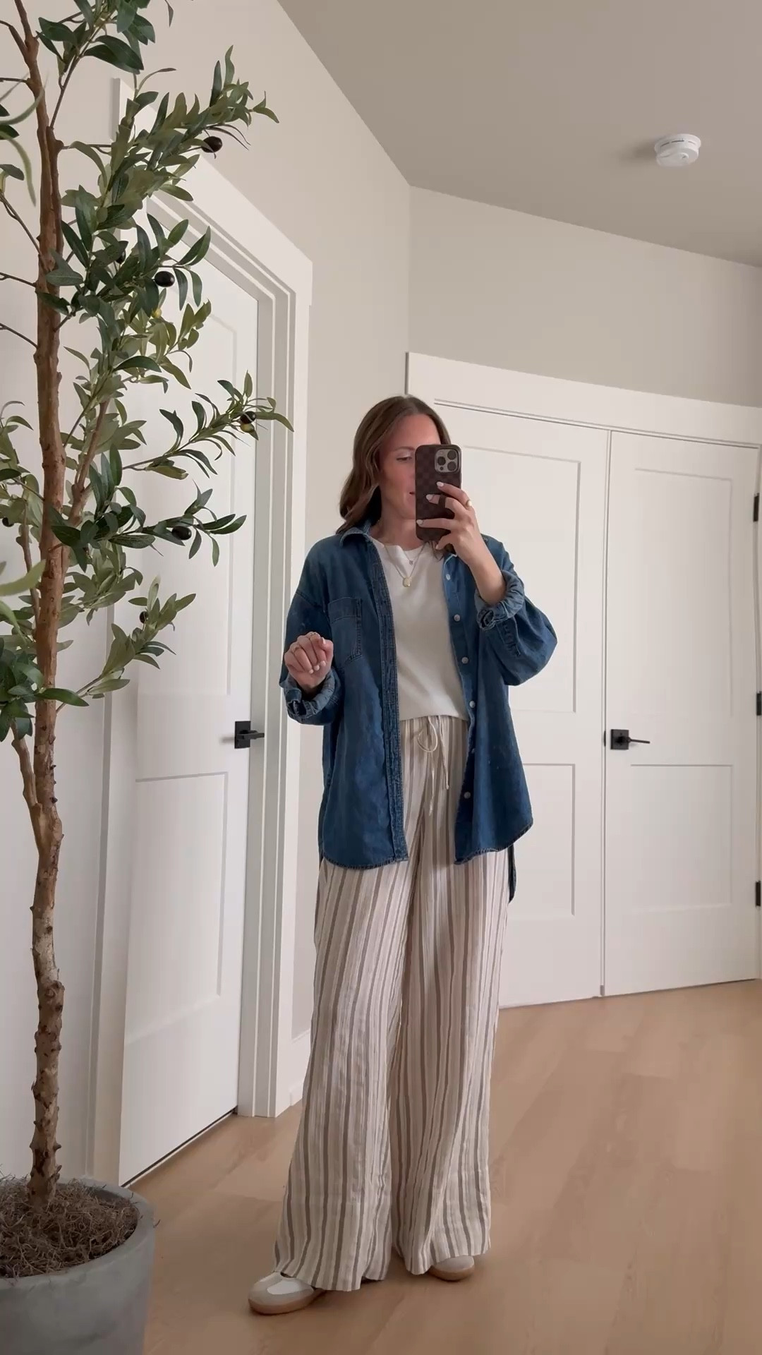 Teacher outfit idea 🍎 these pants are breezy and comfortable with a stretchy waistband and i love that you can take them from the classroom to the beach! Paired with my favorite denim button down. Wearing size small in all

Teacher style, classroom style, teacher outfit idea, pull on pants, denim button down, teacher Tuesday 