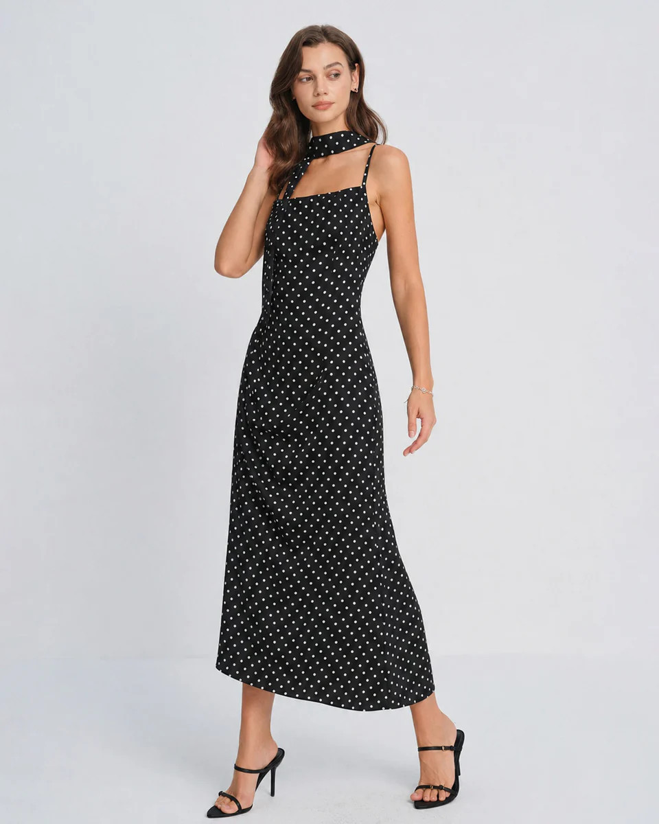 Schwarzes, gepunktetes Maxikleid mit Wasserfallausschnitt | rihoas.com
