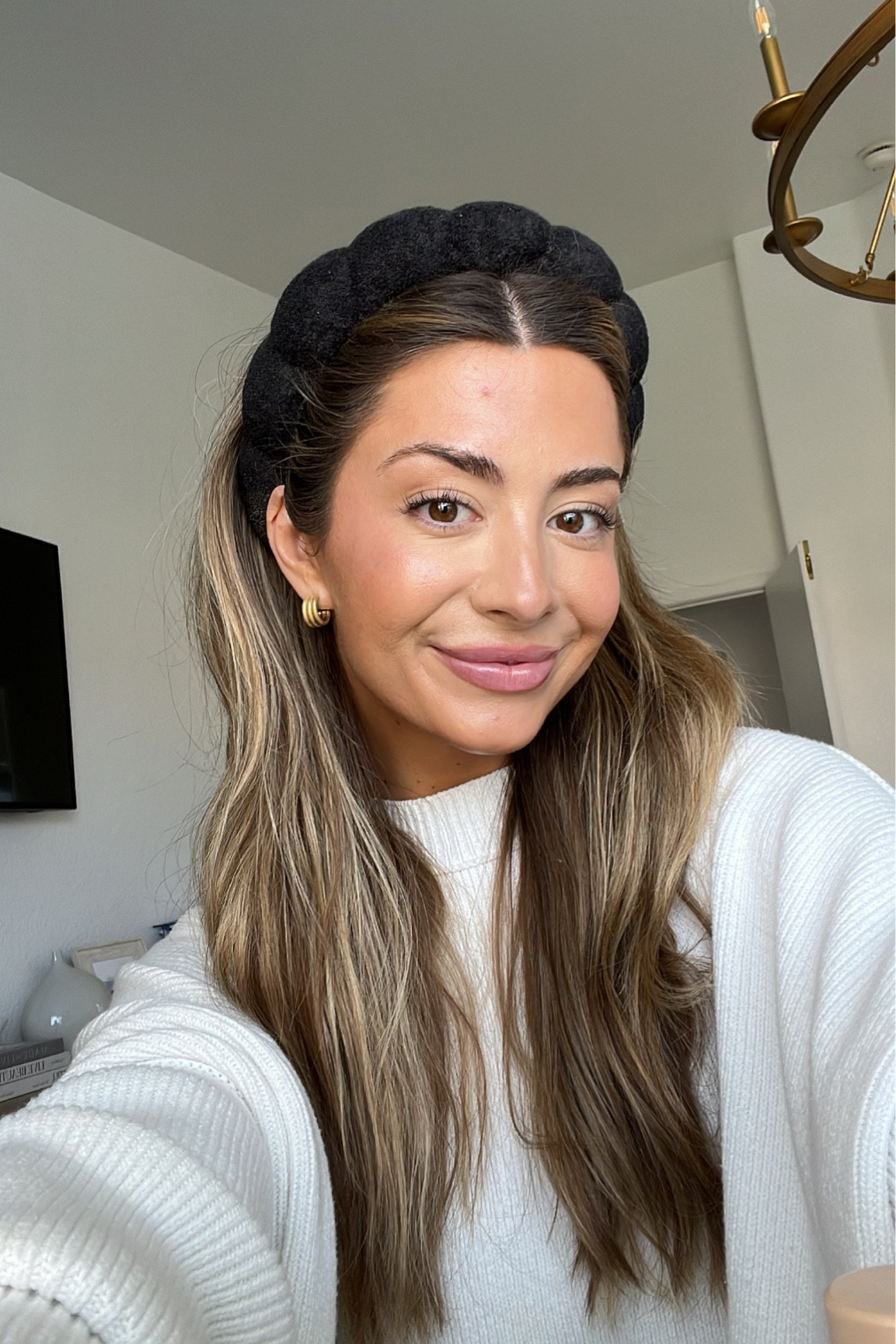 Glowy makeup look! 🤍 
Skin tint: ST8 SHELA
concealer: 22N Light Neutral 
DIBS: wing woman & ride or die 
Multi use highlight: cosmic dancer 
Multi use blush (and for lips): tenderly 
Liner: iconic nude 

#LTKbeauty