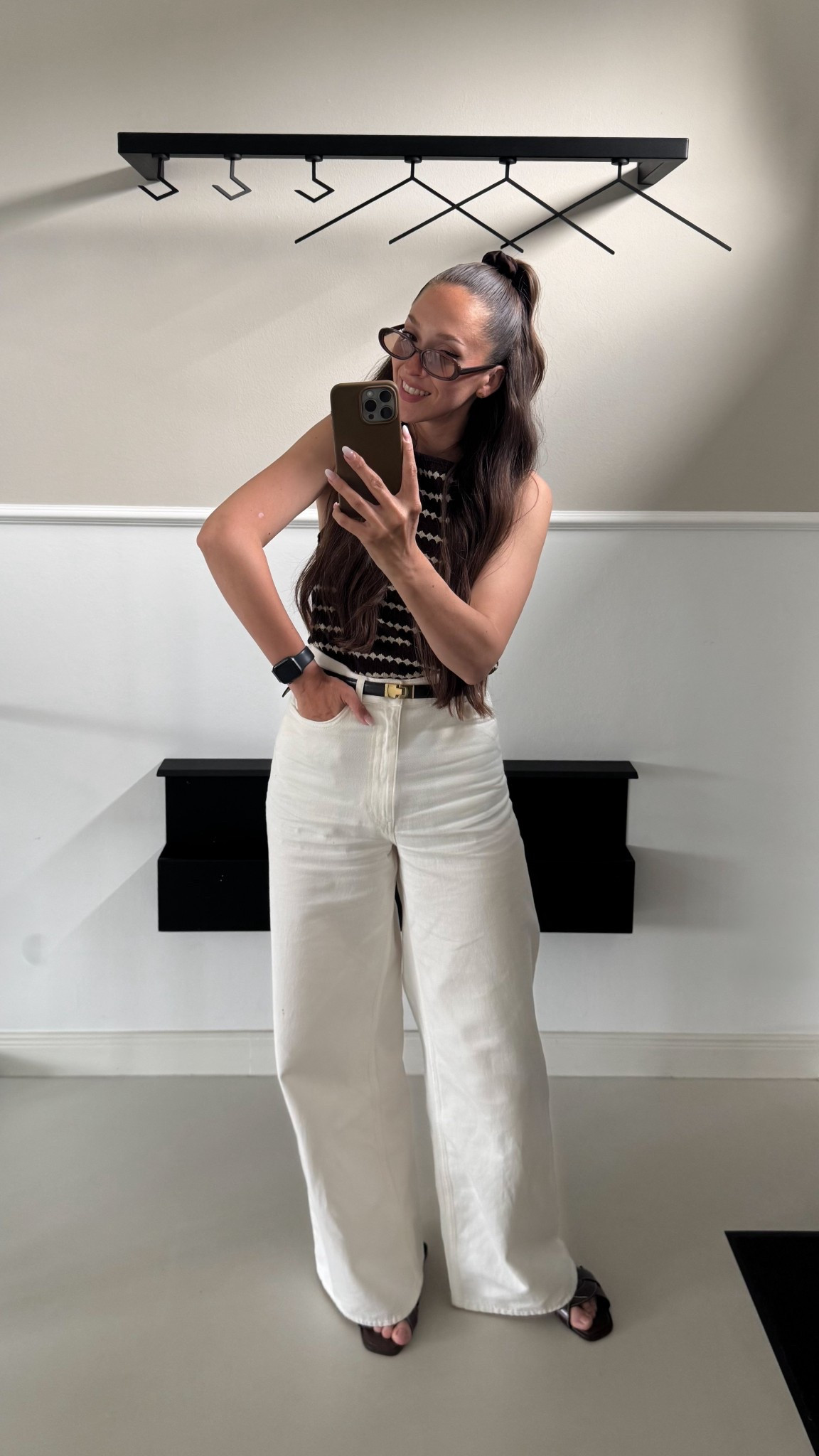 Casual Chic mit Statement-Faktor:
Heute setze ich auf die perfekte Mischung aus Lässigkeit und Eleganz – ein ärmelloses Retro-Stricktop trifft auf weit geschnittene, cremeweiße High-Waist-Jeans. Kombiniert mit minimalistischen Sandalen und einer schlichten Brille entsteht ein cleaner Look mit modischem Twist – effortless und absolut citytauglich!


#LTKdeutschland #LTKstyletip #LTKsummer