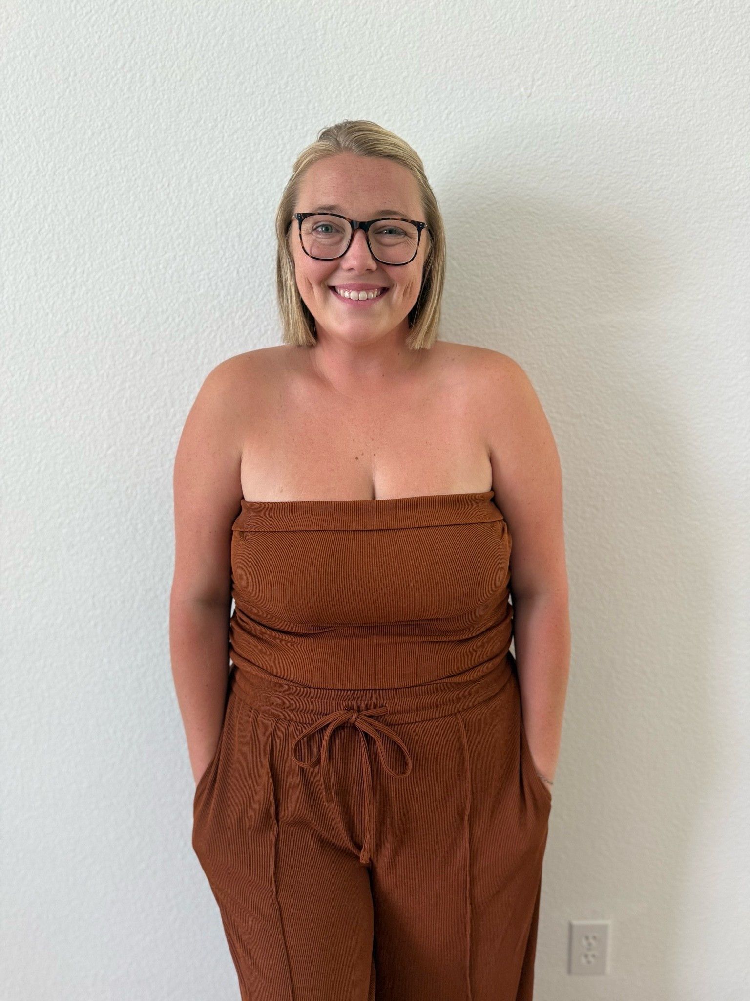 This strapless set is perfect now in the summer for a casual work from home ootd, but will also be great in the fall when it cools off! It's super comfortable, comes in a few other colors and I am in an XL!