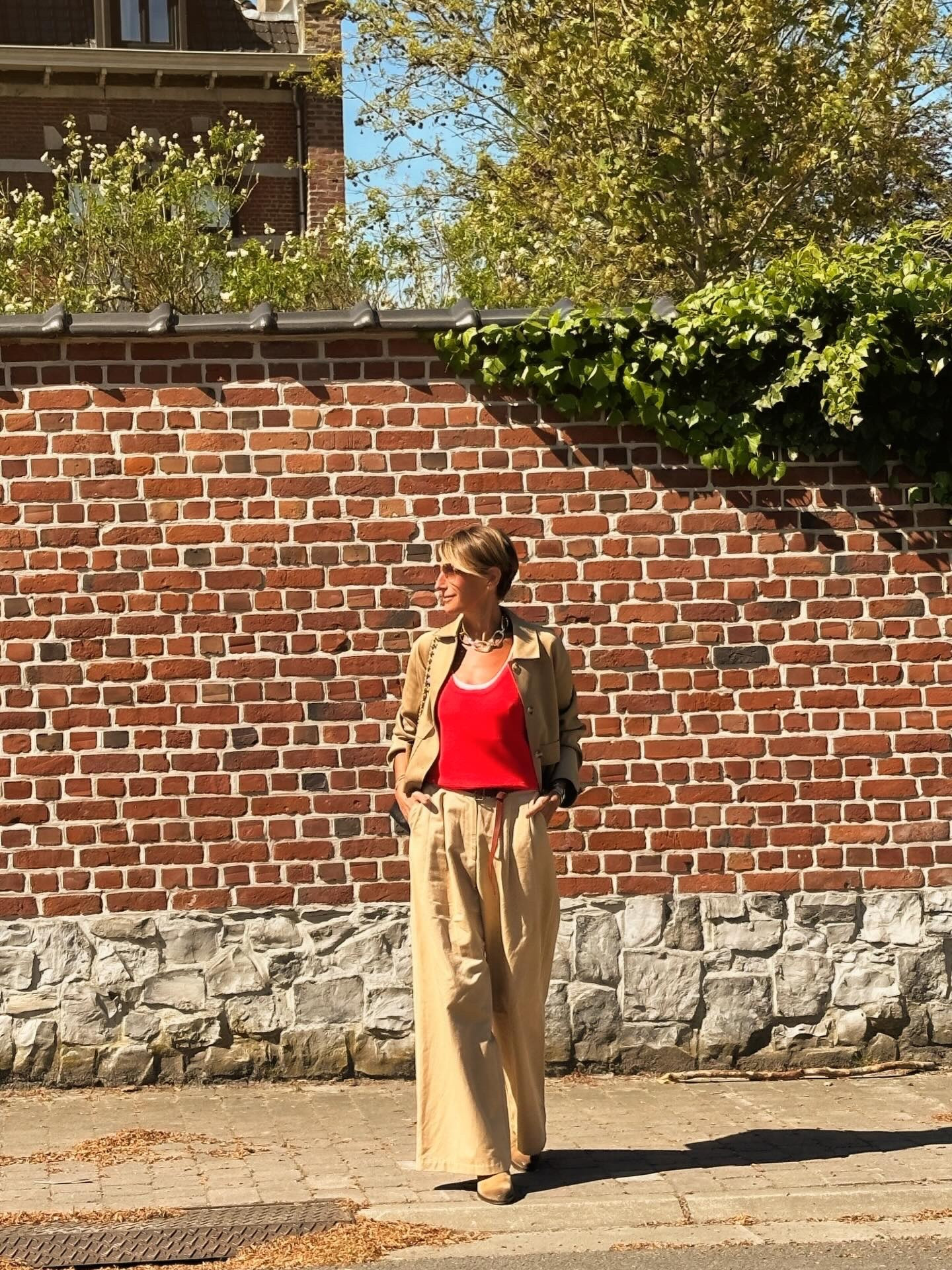Basiques neutres, twist de rouge ❤️
Le combo simple qui fait toujours son effet 🤎
Tu valides ce combo ? ✨

#springoutfit #red #beige #womanslook #trendingcolors

#LTKfrance #LTKeurope #LTKover50style