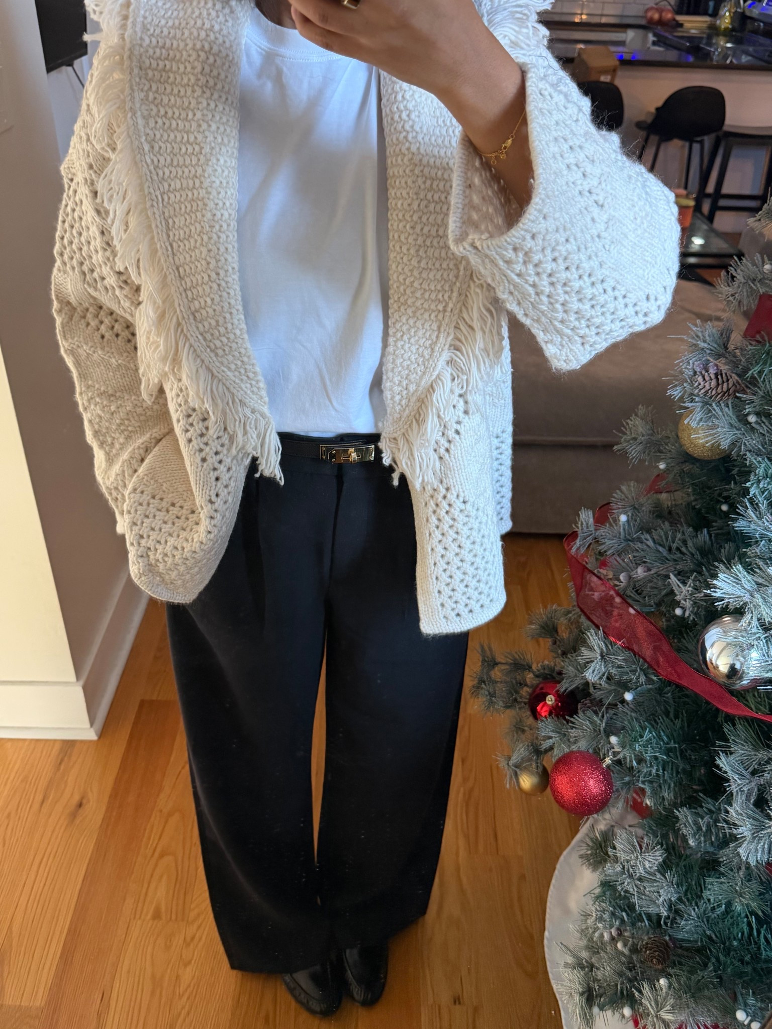Business casual outfit, workwear, work outfit, sweater, fringe sweater, trousers 