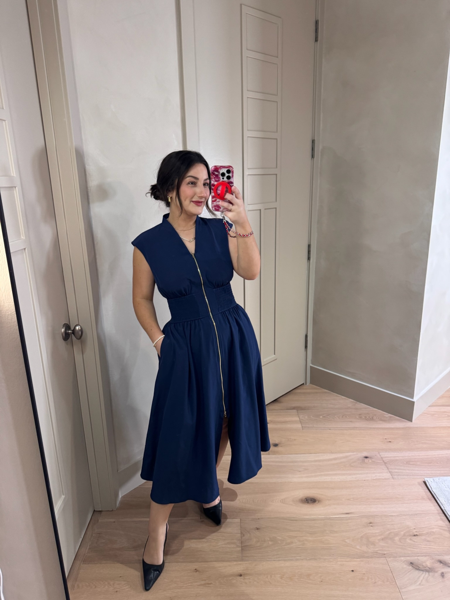 Navy midi dress! 
Flowy with a functional zipper! 

Size small 

5'0" 140lbs

#LTKootd #LTKPetite #LTKWorkwear