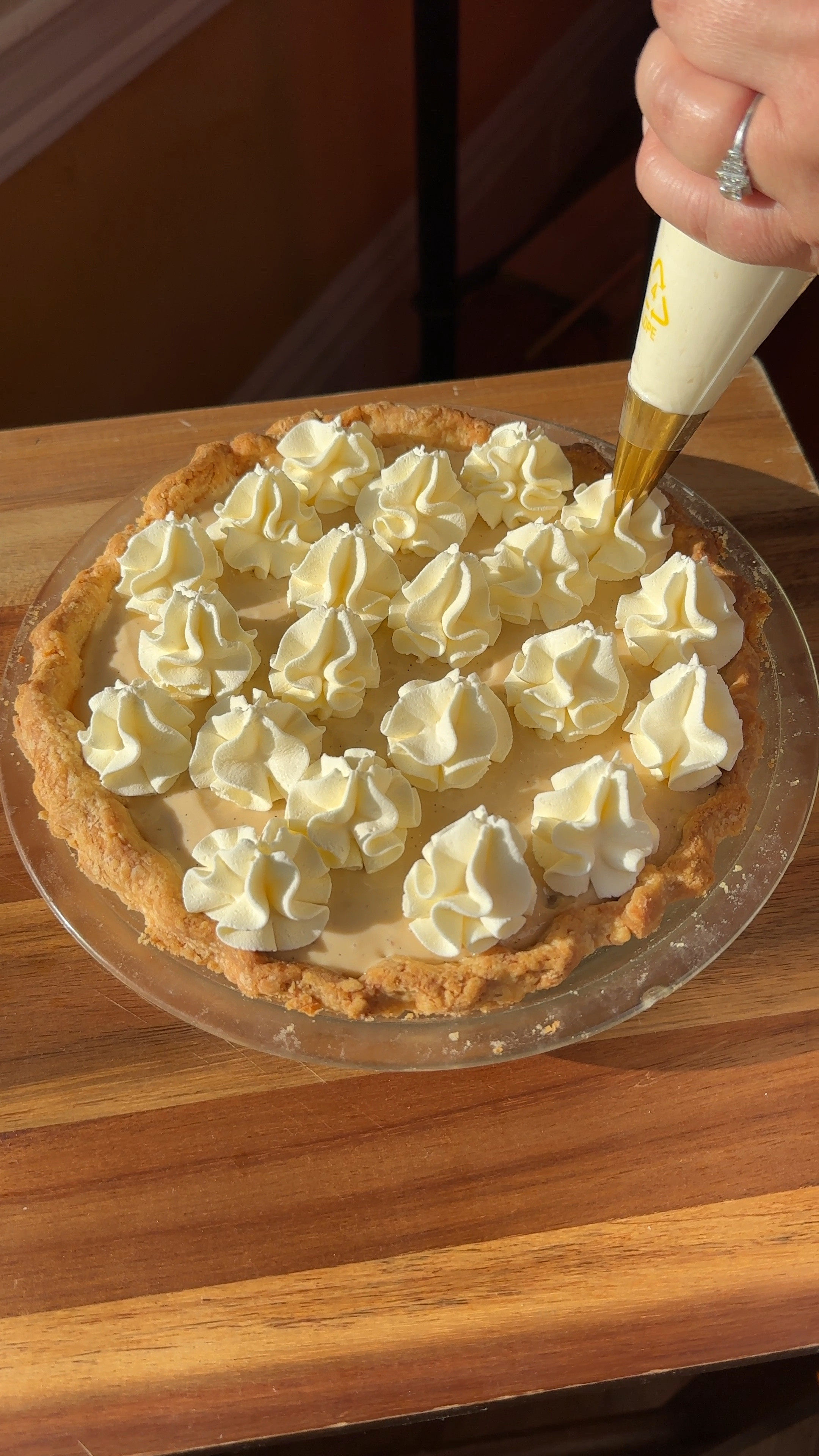 Putting the finishing touches on a Banana Cream #Pie -the perfect summer  #dessert using my #gold #wilton #piping set and #classic #pyrex #pieplate 🥧