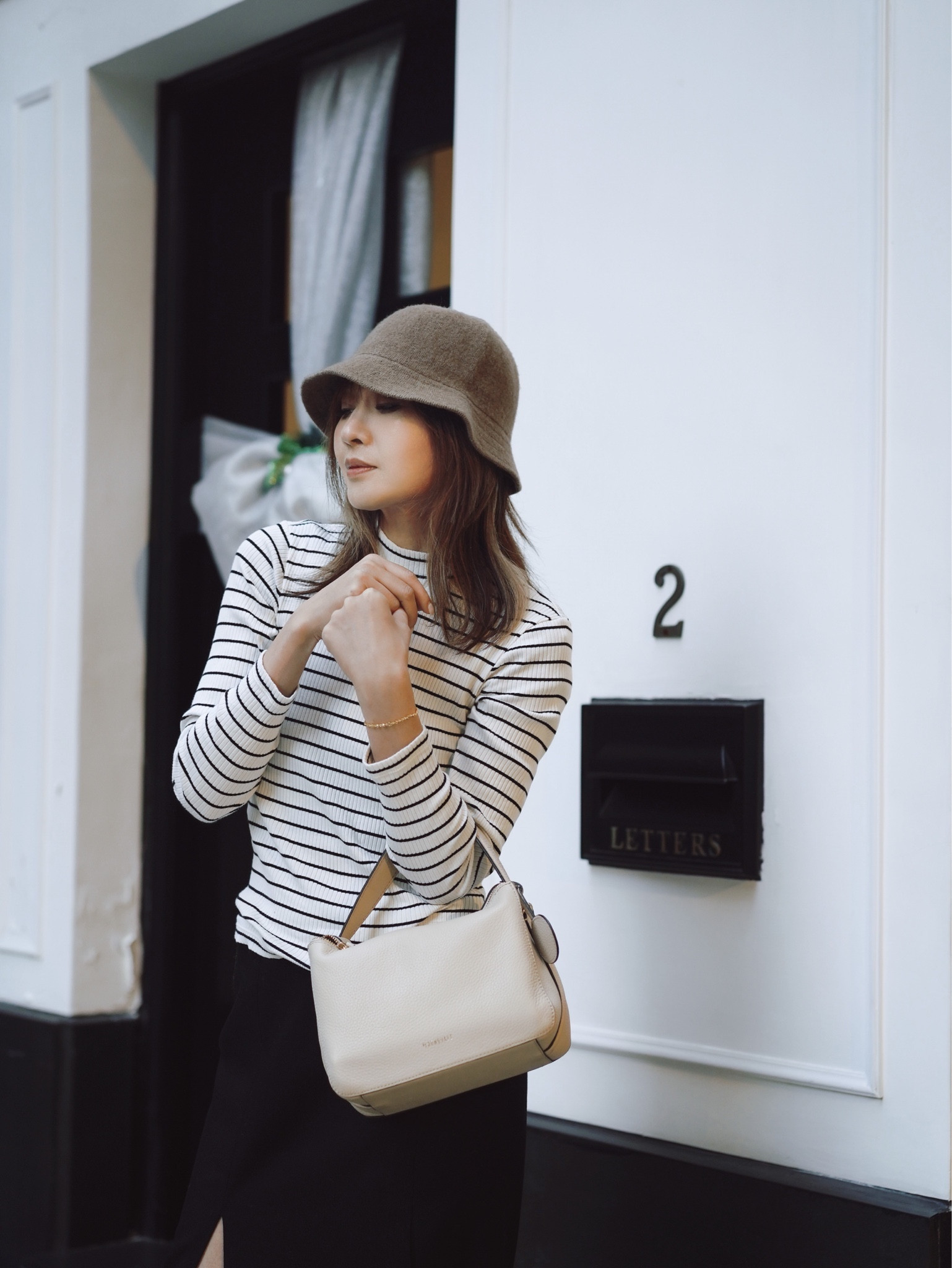 Black and white are always my favorite ❤️ 
A strip tee is a must have item in Autumn/Winter, carry with a long black skirts and a little white handbag, simple outfits but awesome.  
#minimalism #blackwhite #longskirt #blackskirt #ltkasia

#LTKsalealert #LTKAsia #LTKSeasonal