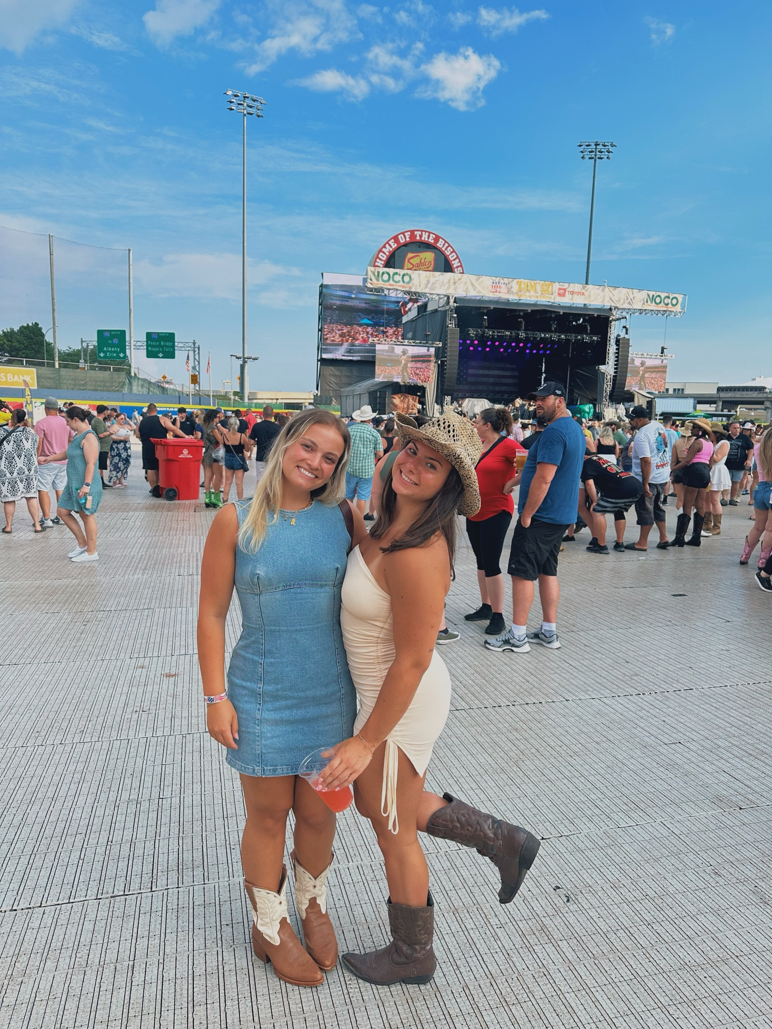 Taste of country!! Dress found on Zara. 