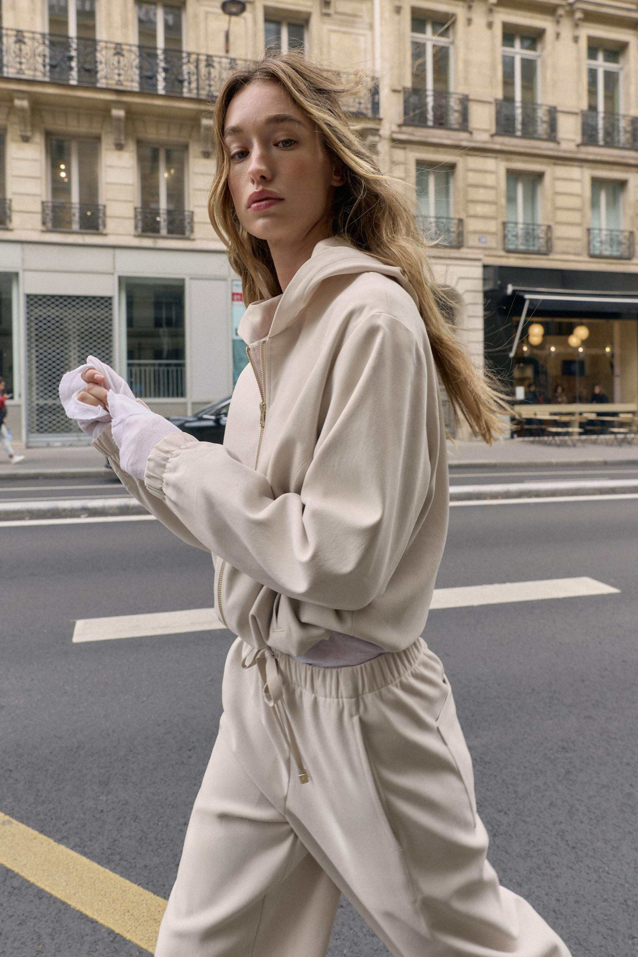 High-waisted pants with adjustable elastic drawstring waistband. Side pockets and back patch pock... | Zara Canada