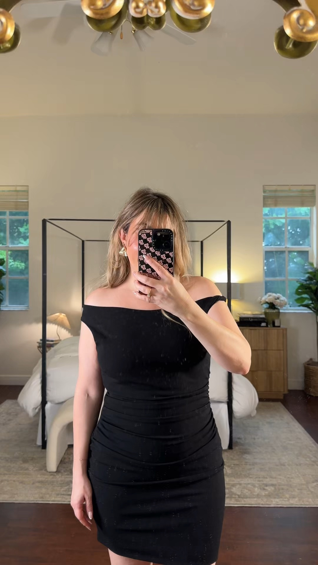 The perfect little black dress! This mini dress is so chic and elegant. Perfect for date night or night out.