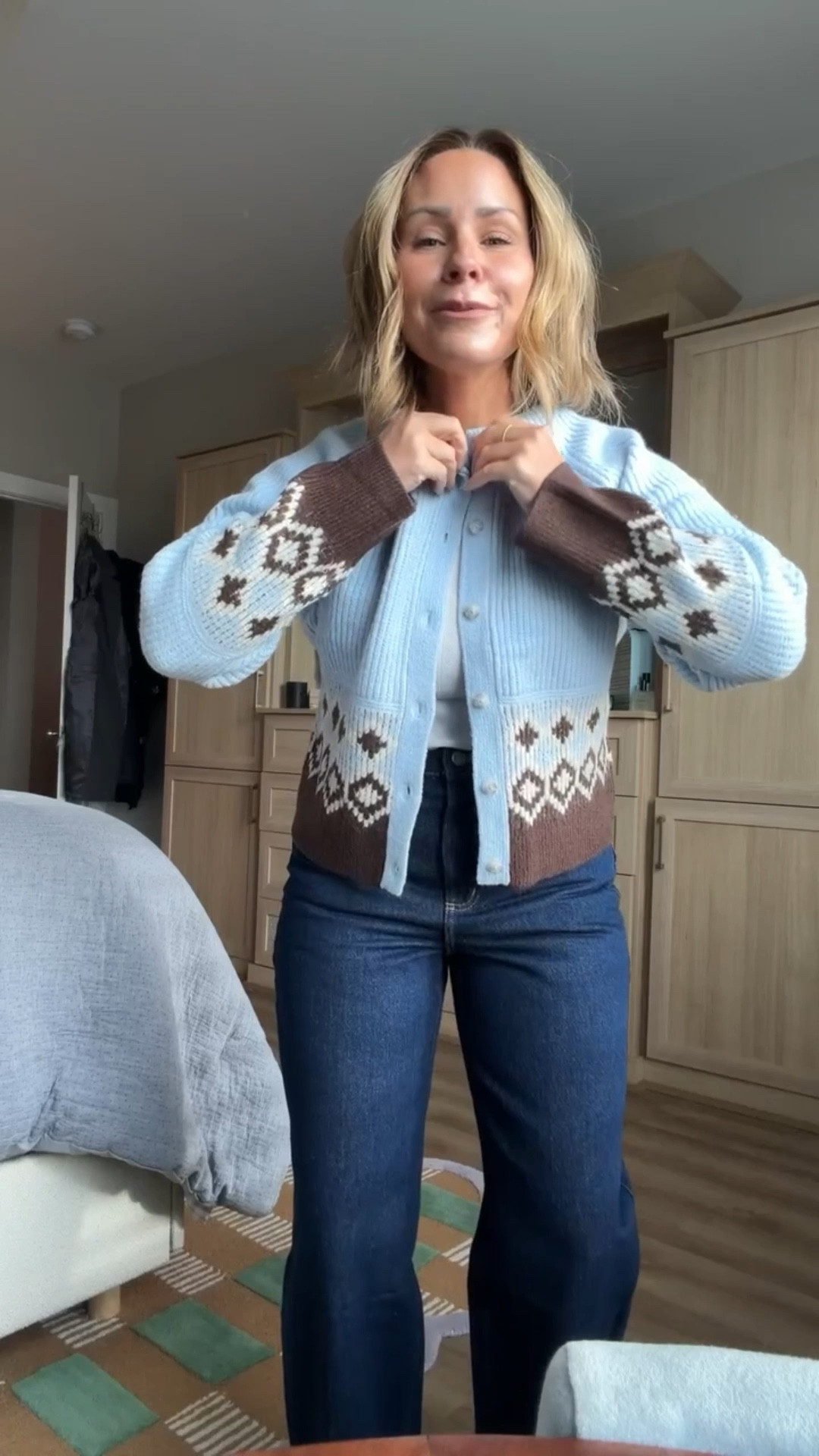 The jeans are doing the heavy lifting here.
No waist gap, relaxed but flattering, and somehow still feel polished. Everything’s linked if you want to recreate it.

Target barrel jeans, no gap jeans, comfortable denim, everyday outfit, casual fall outfit, cozy cardigan outfit, mom outfit ideas, relaxed denim