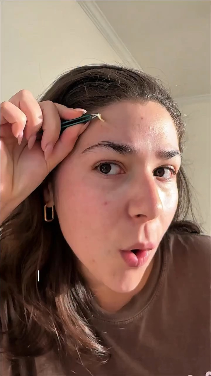Girl… IM GAGGED! both of the patches pulled out the head?! I’m 2 for 2?! This hasn’t happened in so long these @rhode patches might be my new fav I can’t even lie 🫣 I have another pimple I’m gonna try another shape on to see if it’s still tea so follow along🤭

#acnejourney #acneproneskin #pimplepatch #pimplepatches #rhode