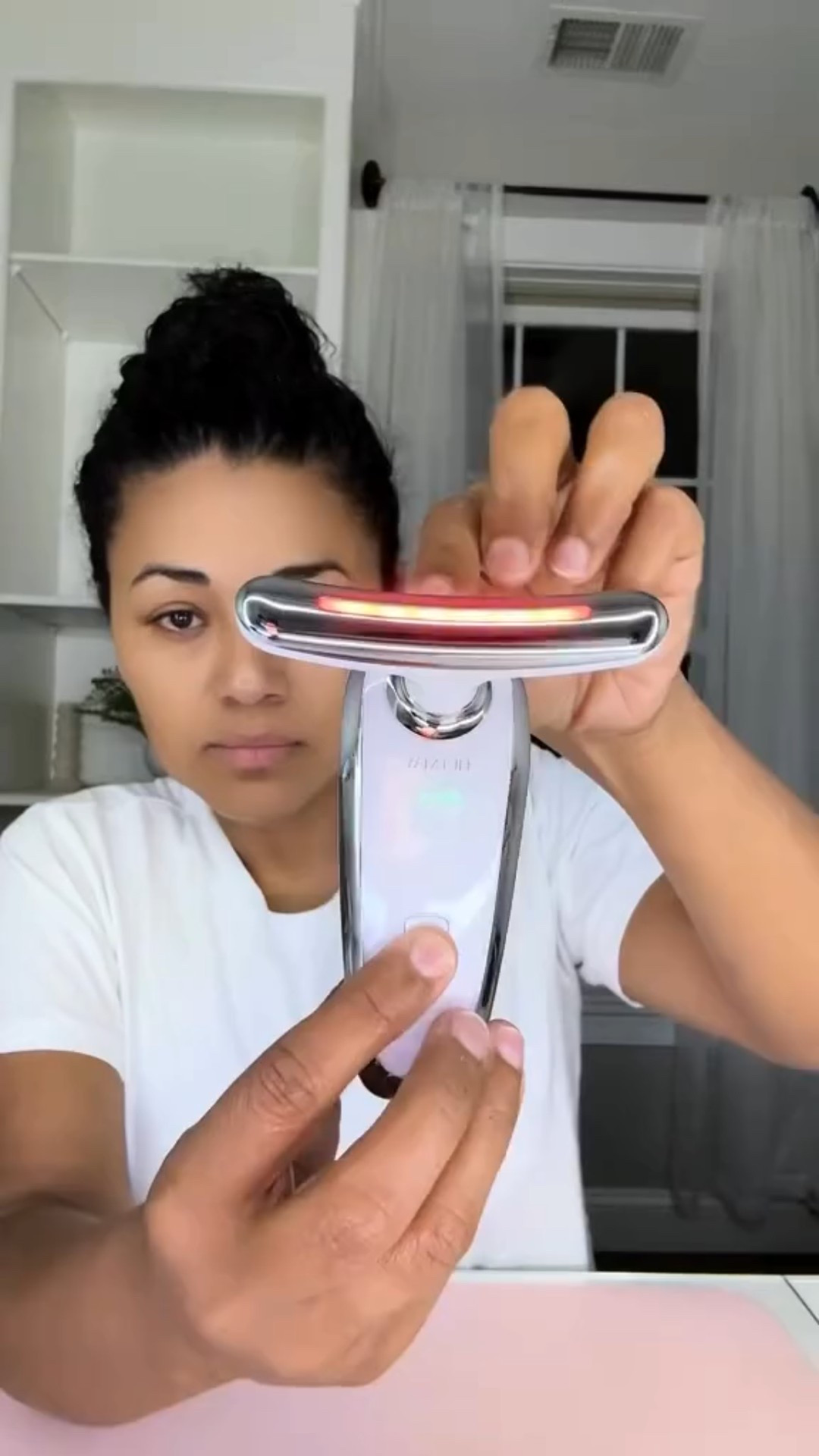 Es un dispositivo facial LED. 
La calidad es impecable; estoy impresionada con todas las opciones que ofrece: vibraciones, calefacción y distintos colores para satisfacer diferentes necesidades. 
•
•
• Comenta SHOP para que puedas recibir el enlace directo a tu DM 💕

#skincareroutine #skin #glowingskincare
#nighttimeroutine #explorepage #fypreels #skincareroutine
#simpleskincare #skincarecommunity 
#cuidadodelapiel 
#antiaging 
#beauty #healthyskincare

#LTKWatchNow #LTKBeauty #LTKTravel