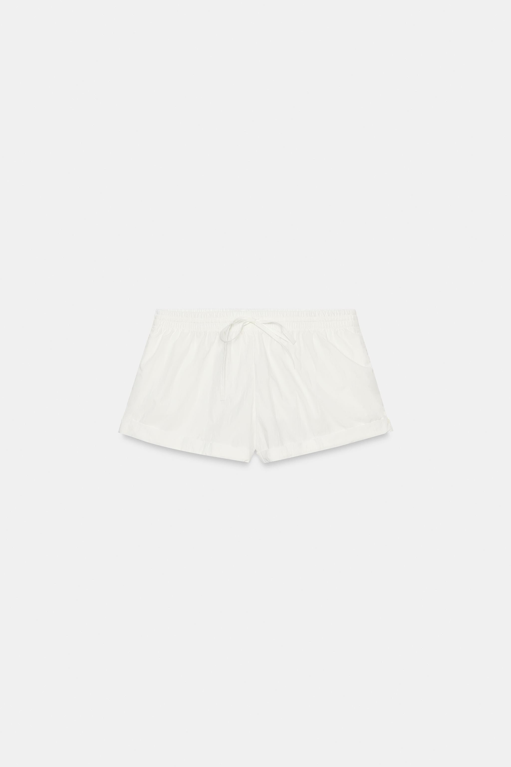 Shorts aus einer Baumwoll-Polyamid-Mischung. Mittelhoher, elastischer Bund. Seitentaschen. Saumau... | Zara DE