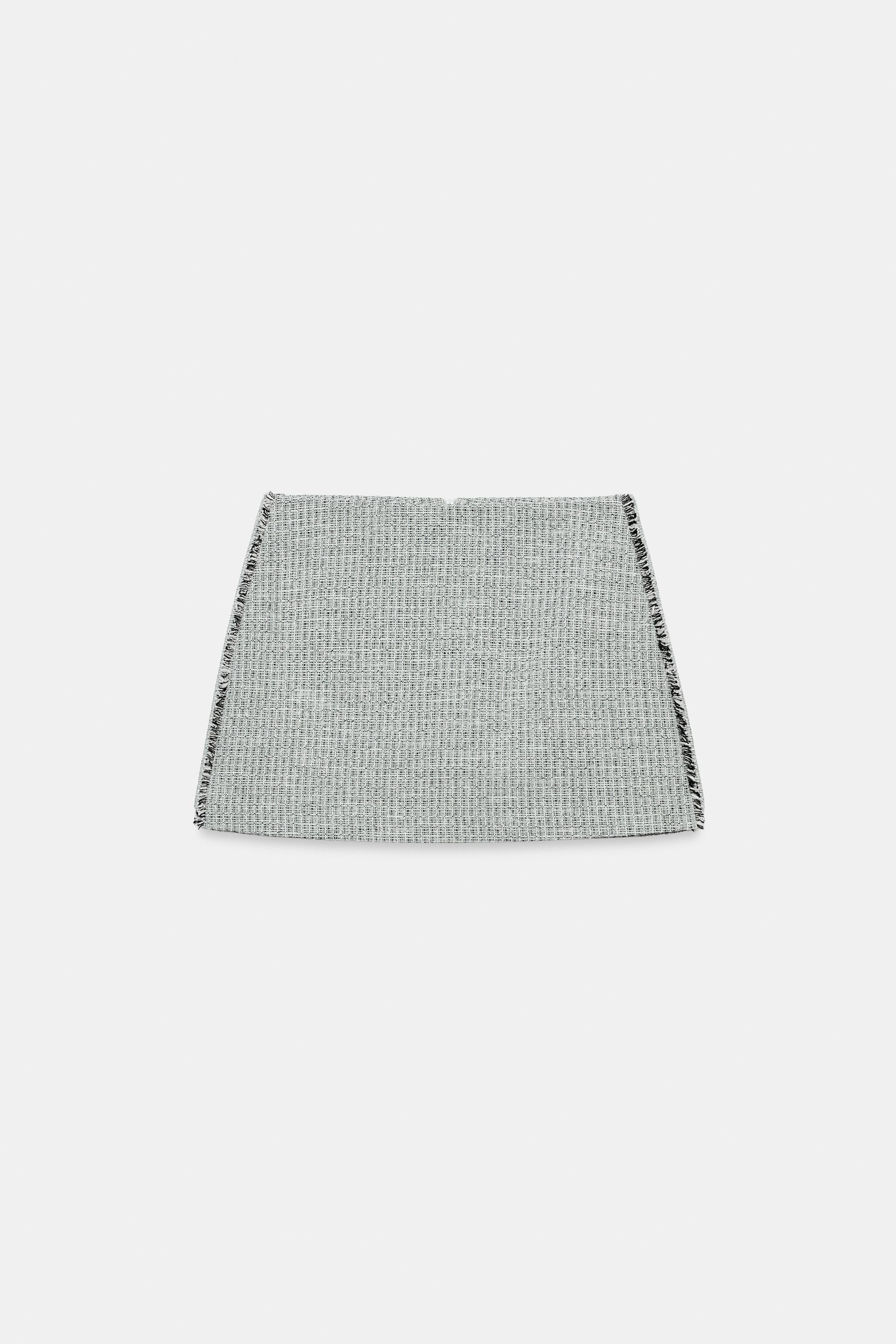 Mini skirt with frayed hems. Back closure with a hidden in-seam zipper. | Zara US