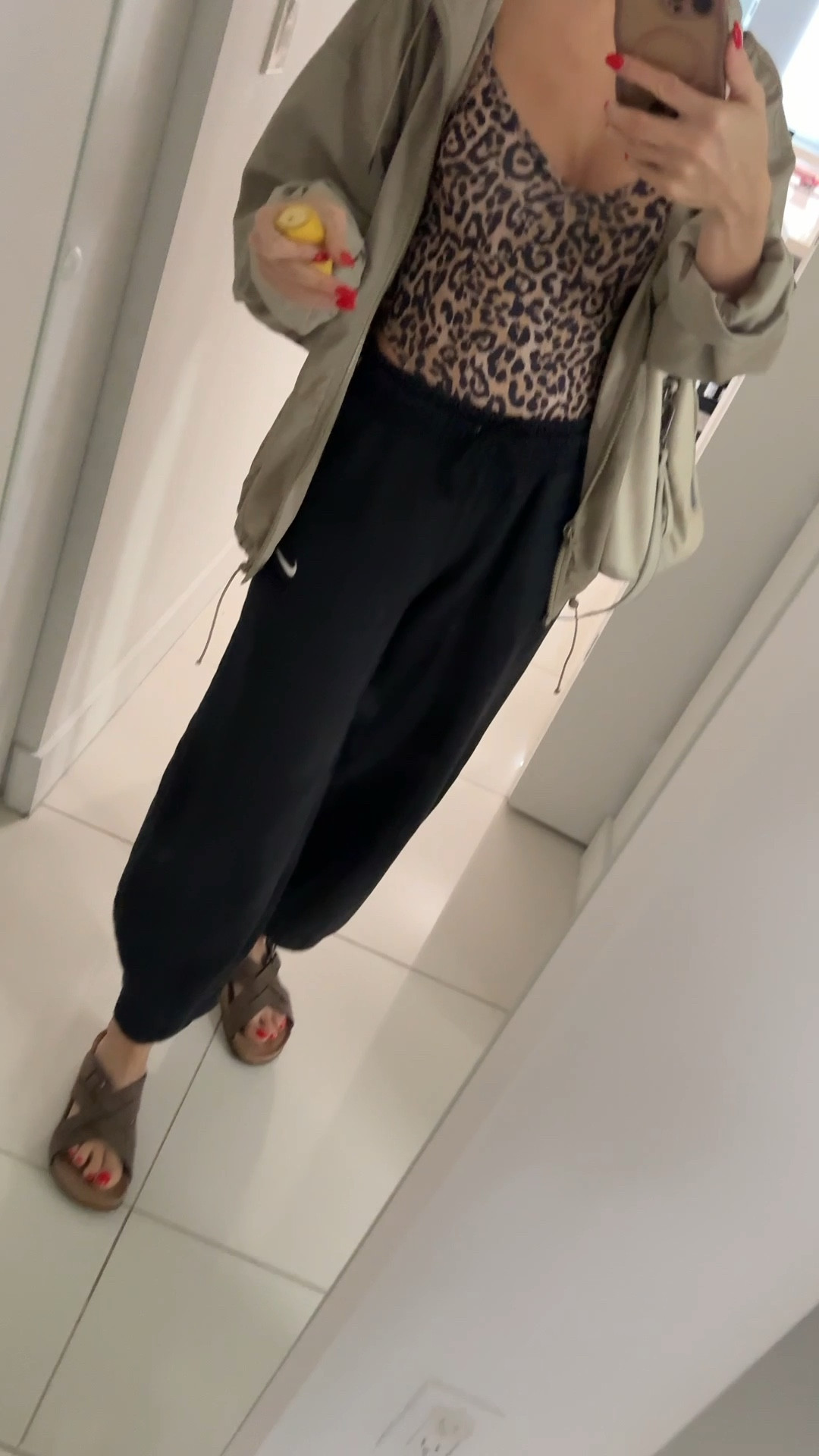 Chill pero con estilacho!
Muchas maneras de usar estas sandalias que no sea solo para andar en casa! 