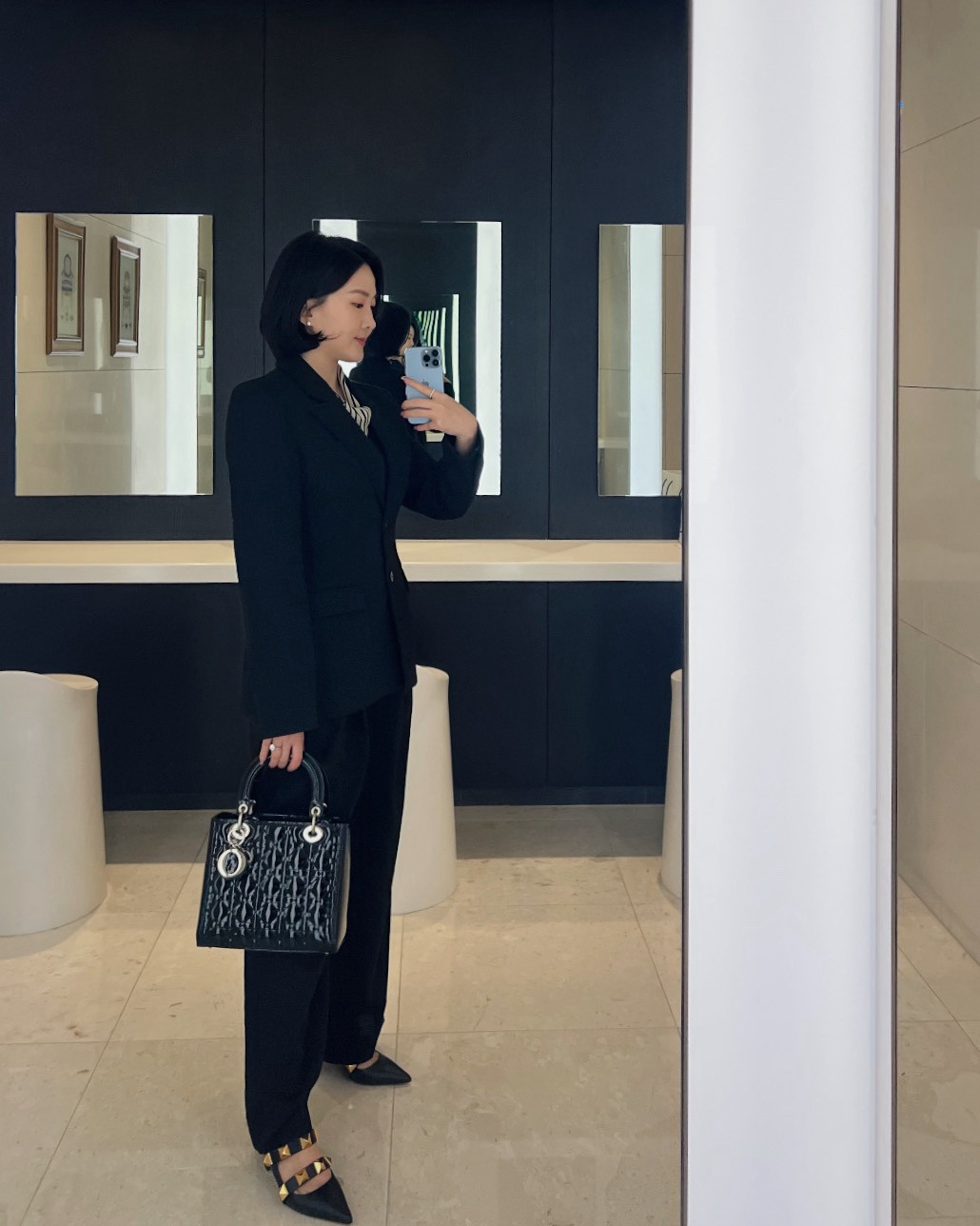 핏 예쁜 자켓 발견🖤
오랜만에 지갑을 열게한 블레이저 브랜드는? 공홈에서 거의 품절인데 여기에선 아직 구매 가능해서 업데이트해요.
심지어 정가 189000보다 좋은 가격에👍🏻
포멀한 팬츠나 샤스커트에도 잘 어울릴 것 같아서 추천. 
발렌시아가, 크리스찬 디올 무드✨

Pants 코스 @cosstores
Bag @dior 레이디 디올백
Shoes @maisonvalentino 발렌틴ㅗ
OOTD Seoul, Korea


#LTKworkwear #LTKstyletip #LTKkorea