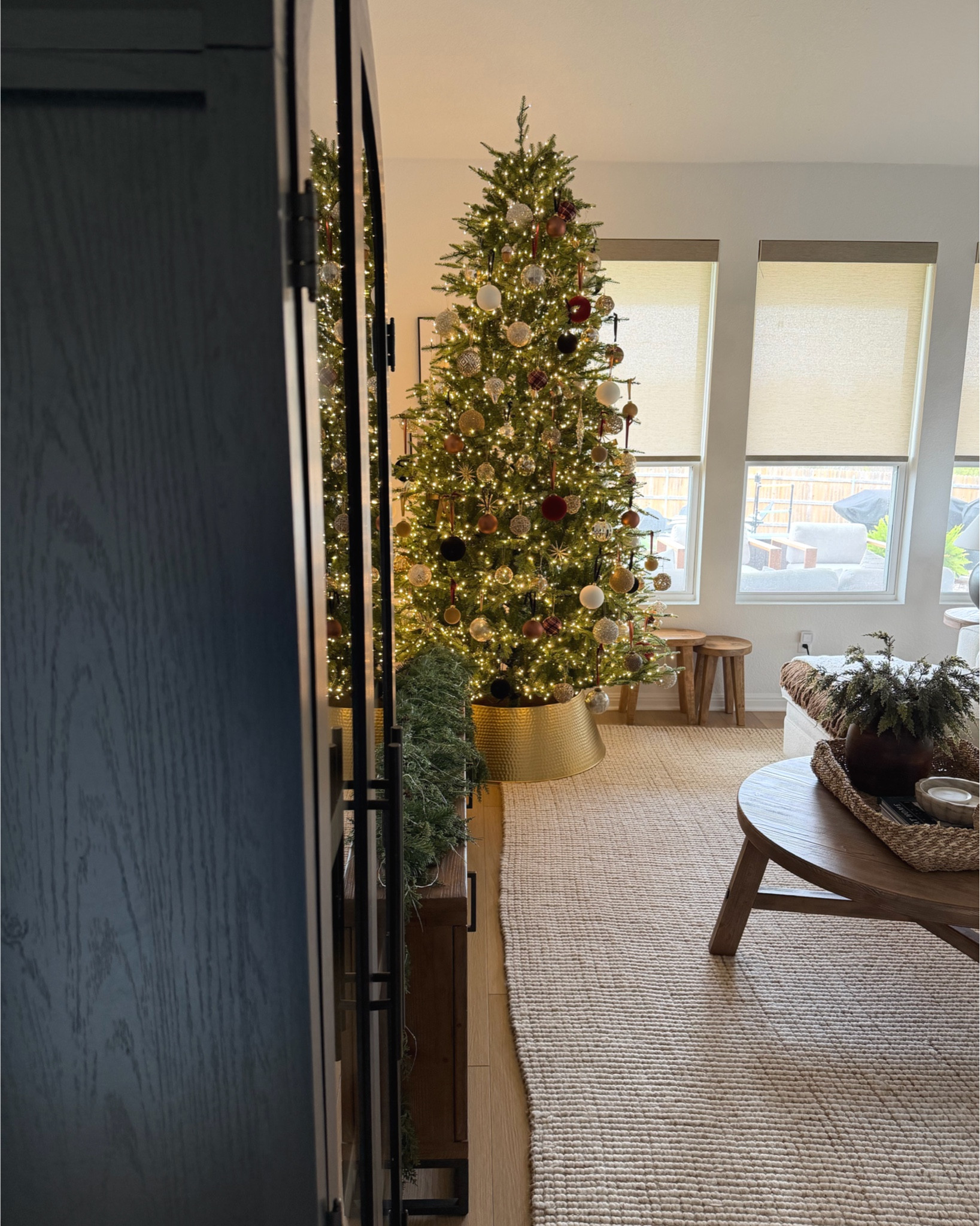 Holiday Home Views 🏠🌲❤️✨

Christmas is my favorite time of year and this year I went more minimal with a nod to classic christmas! 

Shop everything you see here ❤️

Christmas home, pottery barn sectional, west elm lighting, kitchen island, christmas home decor, open concept home, living room decor, area rug, skinny bench, entryway styling, gallery wall, garland, christmas decor 

#LTKFindsUnder100 #LTKHoliday #LTKHome