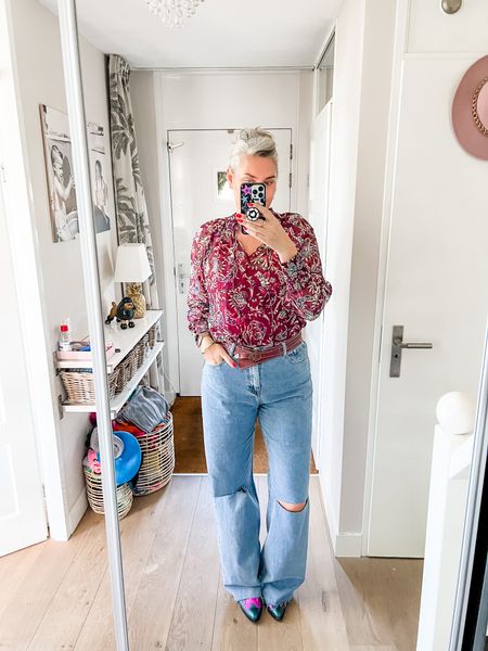 Outfits of the week 

Trying to hide my bare face behind the 🤳🏼😅

Wearing a chiffon printed blouse in burgundies, pinks, blues and greens (C&A) and wide legged jeans with knee slits from LTS (sized up to a 44) and DWRS boots. 



#LTKshoecrush #LTKeurope #LTKstyletip