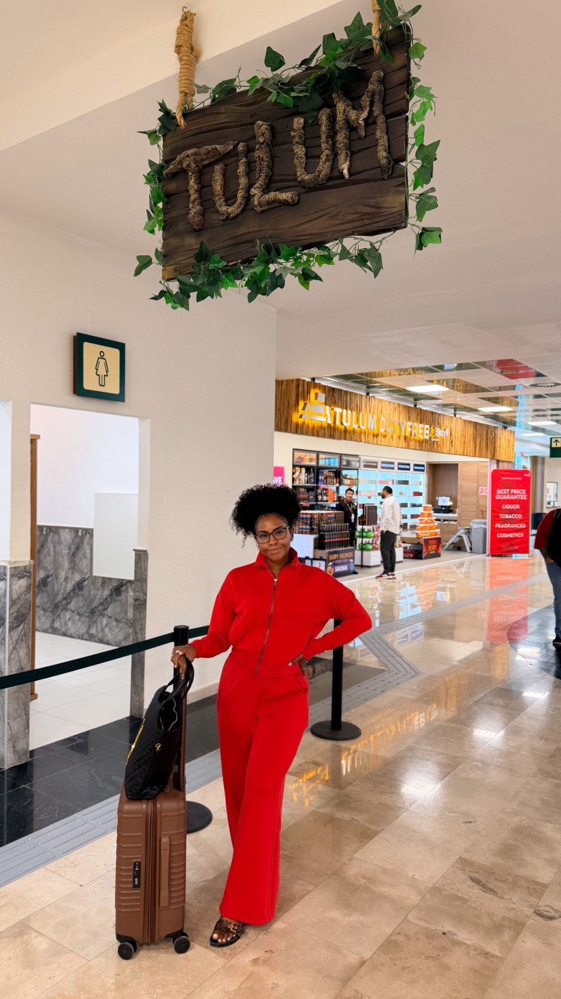 Travel fit 
M in top & bottom 


#LTKActive #LTKMidsize #LTKTravel