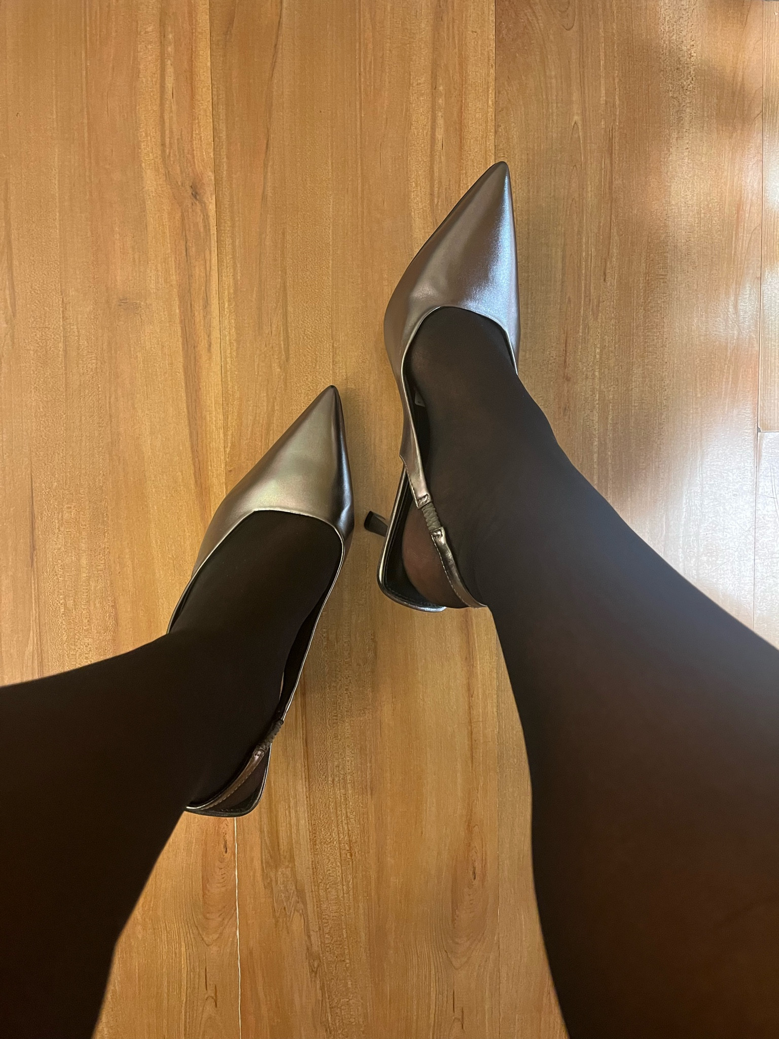 O scarpin é um calçado elegante e super atemporal, aposte em um metalizado e deixes seus looks mais modernos. 