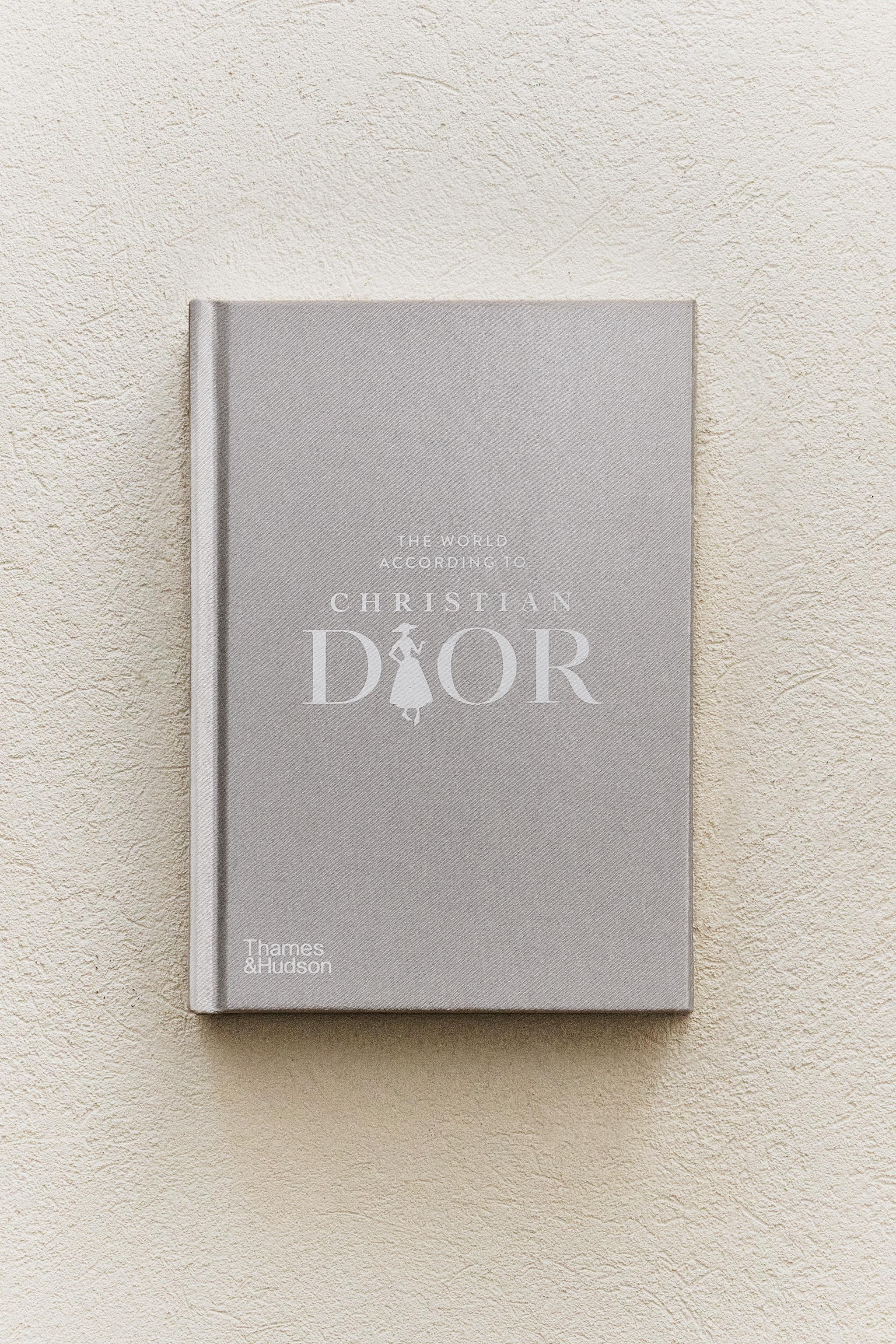 THE WORLD ACCORDING TO CHRISTIAN DIOR BOOK (ENGLISH) | Zara Canada