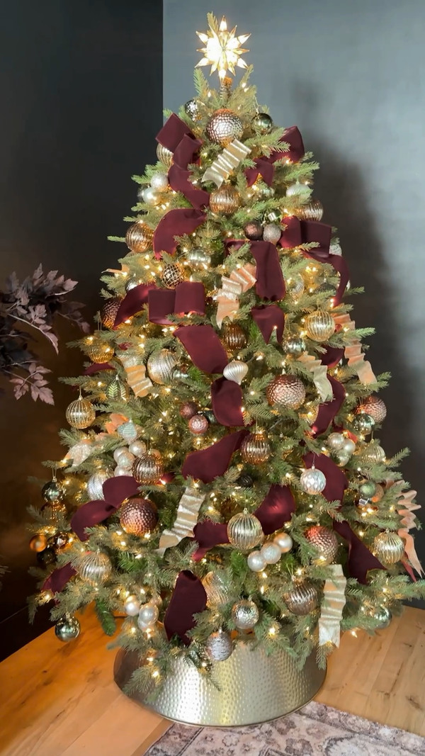 Deck the halls with this stunning holiday setup!