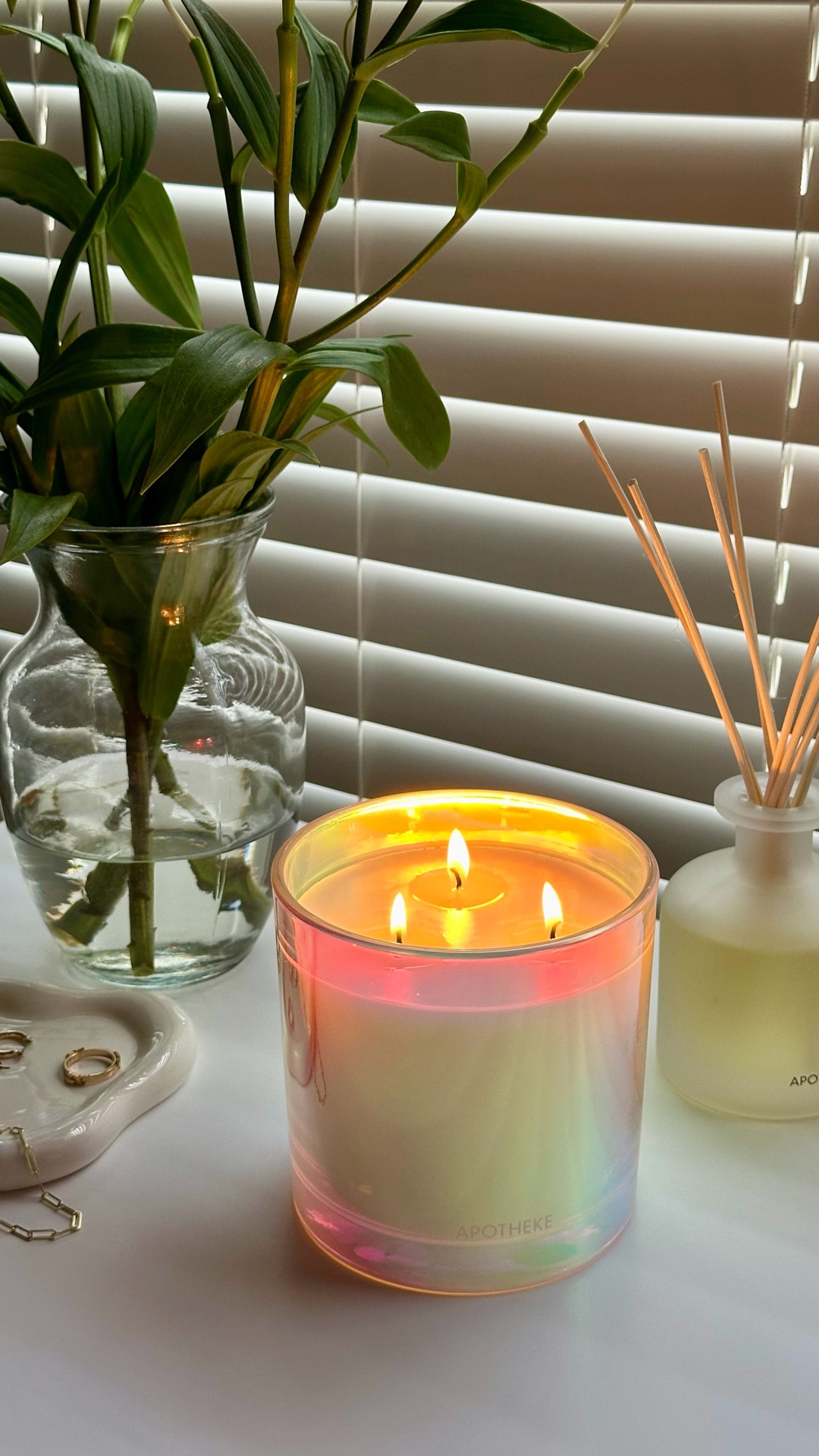 #ad dreaming of warm summer days ahead with bergamot tangerine from @apothekeco 🍊

this collection will instantly transport you to a sunny afternoon spent roaming Italy! 

bergamot tangerine is the perfect creamy citrus scent with notes of Italian bergamot, Sicilian tangerine, sweet dahlia, creamy vanilla, amber, and a touch of champagne! 

this vibrant scent brought my space to life in this gorgeous iridescent vessel - part of the limited-edition collaboration with @leaguecreativeco! 

🔗 in my bio - use code KAITY10 for 10% off

#apotheke #leaguecreativeco #bergamottangerine #candle #homefragrance #luxuryscents #summer