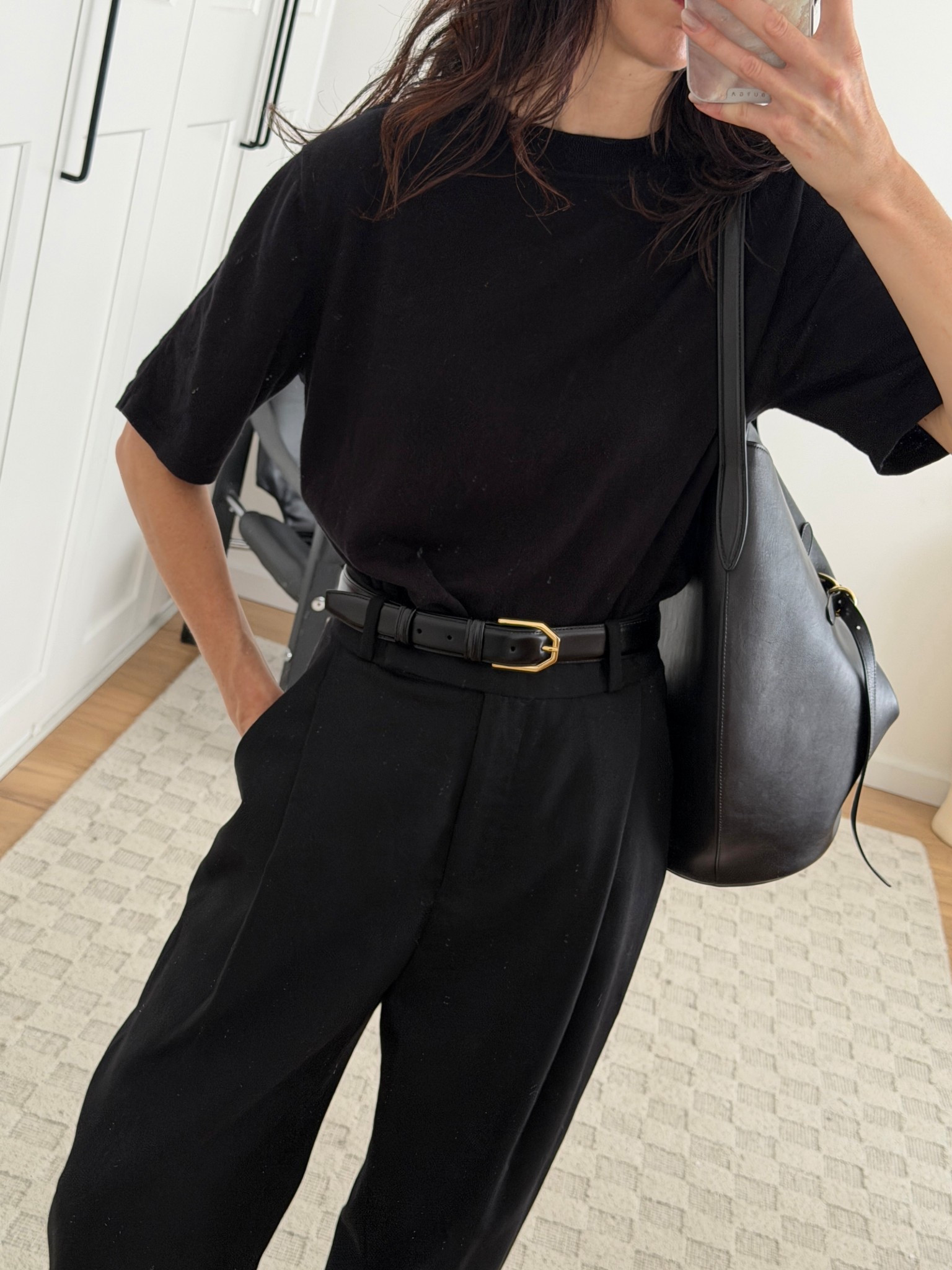 I wear size 75. My OG Andersons belt is a really soft leather with a pebbled grain which has a casual feel so I was after something that felt elevated and polished to instantly lift a look. 

The leather on this one is more rigid and has a beautiful sheen, plus I loved the belt buckle - feels like it references art deco elements 😍