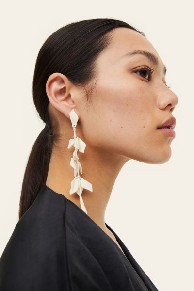Long pendant earrings | H&M (UK, MY, IN, SG, PH, TW, HK)