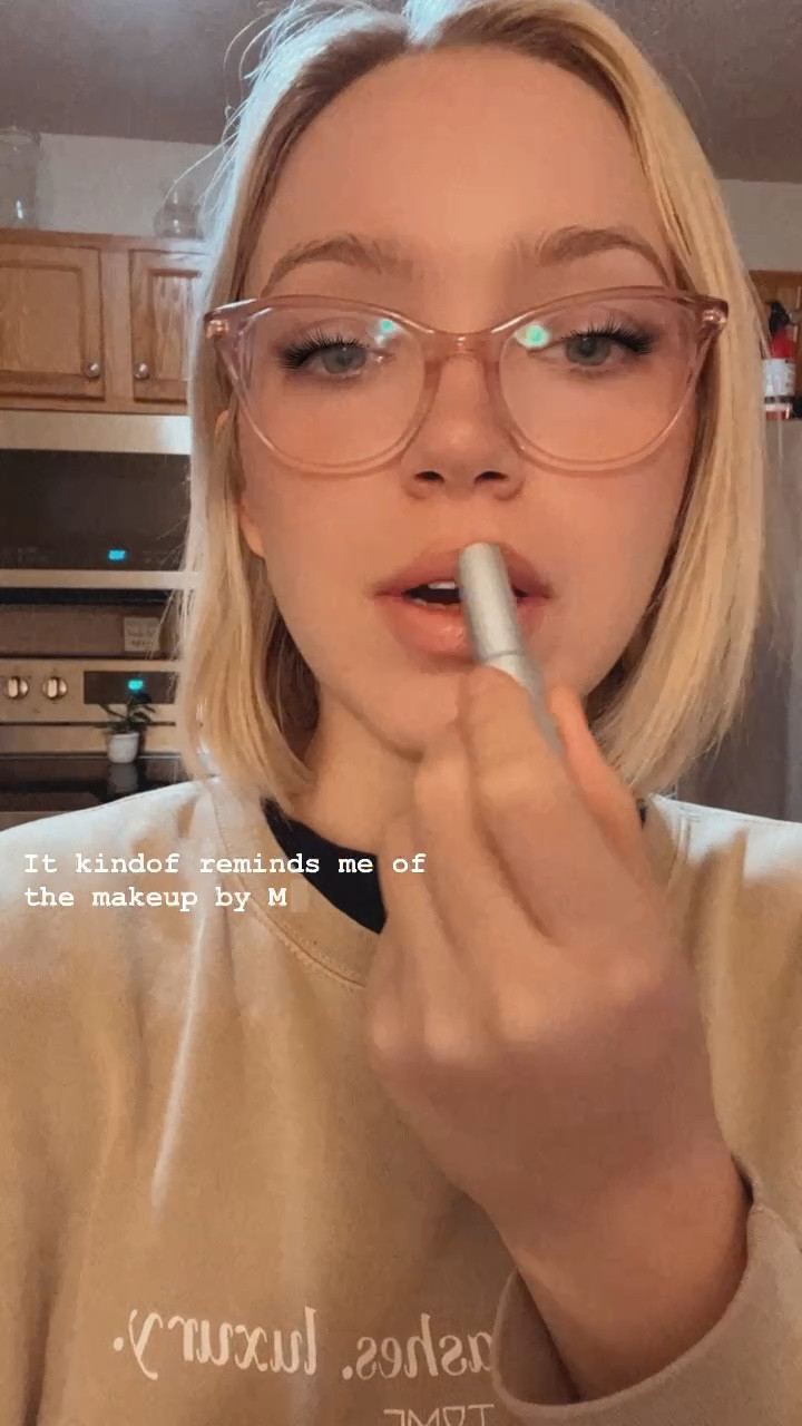 Mac Glow Play in Sweet Treat 


Lip balm, lipstick, nude lip, everyday lip

#LTKbeauty #LTKHoliday #LTKCyberweek