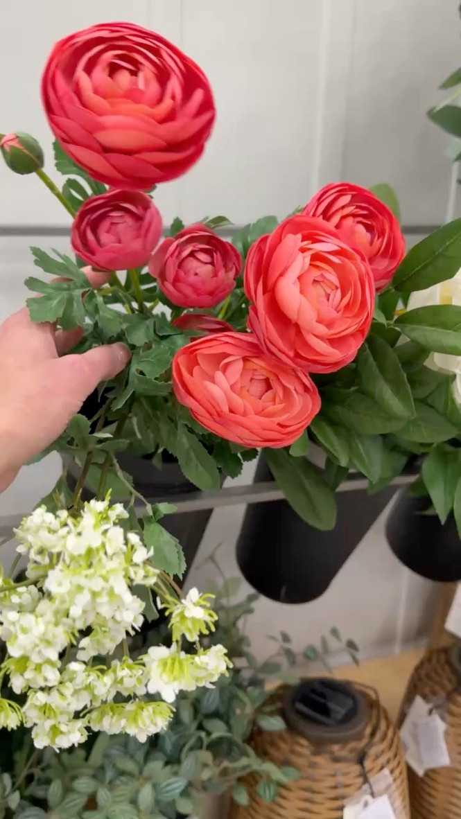 Fabulous faux floral you can easily stick on your coffee table or counter. Love how this looks!




target finds, home decor, faux plants, faux florals, decor inspo, summer decor