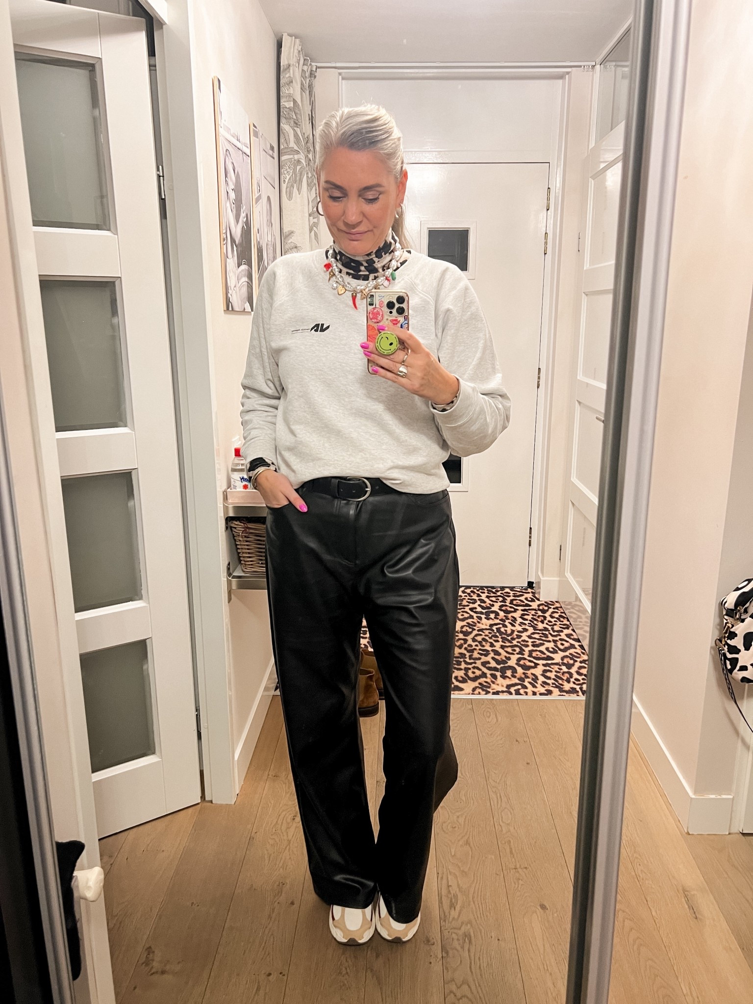 OOTD - Maandag. Weer een beursdag dus weer in ‘uniform’. Grijze sweater met daaronder een luipaard print coltruitje, een parel bedelketting, baggy leren broek (oud Zara) en Nike V5 sneakers. 



#LTKeurope #LTKwinter #LTKnederlands