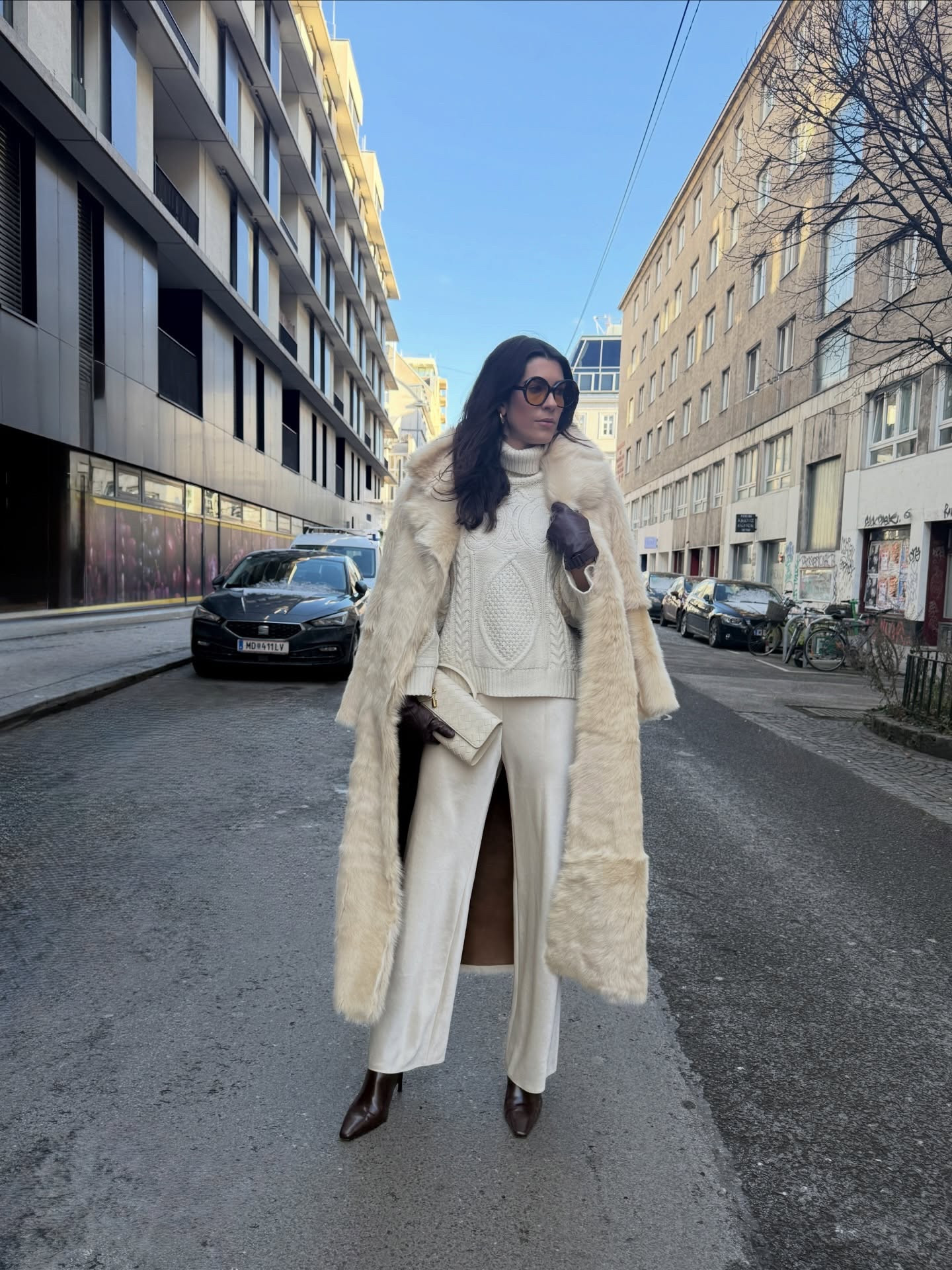 One ray of sunshine is all the excuse I need to bring out the winter whites 🤍

#winterwhites #furcoat #winterwhite #winterstyle #elegantstyle
