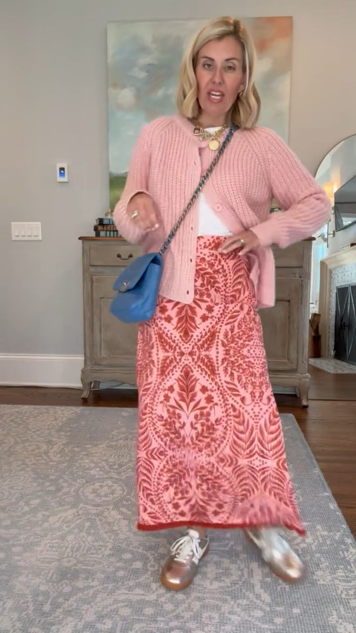  
Let’s style this fabulous skirt! Y’all….it’s knit and pull on and it’s amazing!! 

Sweater, tee & skirt - xs
Sneakers - 8
 

#LTKmomlife #LTKdayinmylife #LTKOver40