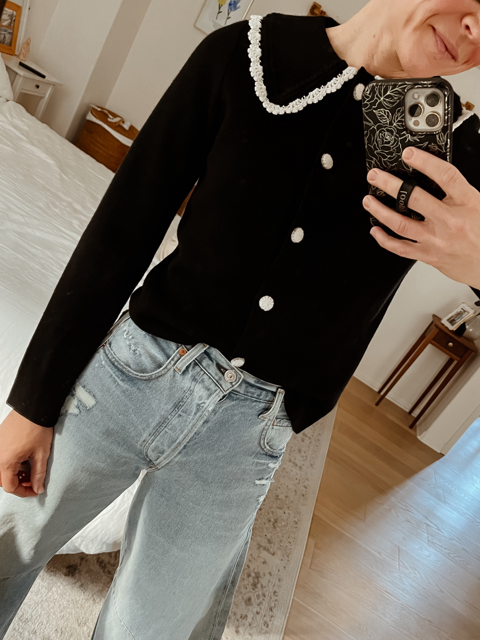 🖤🤍

Cardigan —runs TTS, wearing a small
Jeans —run big, wearing a 24