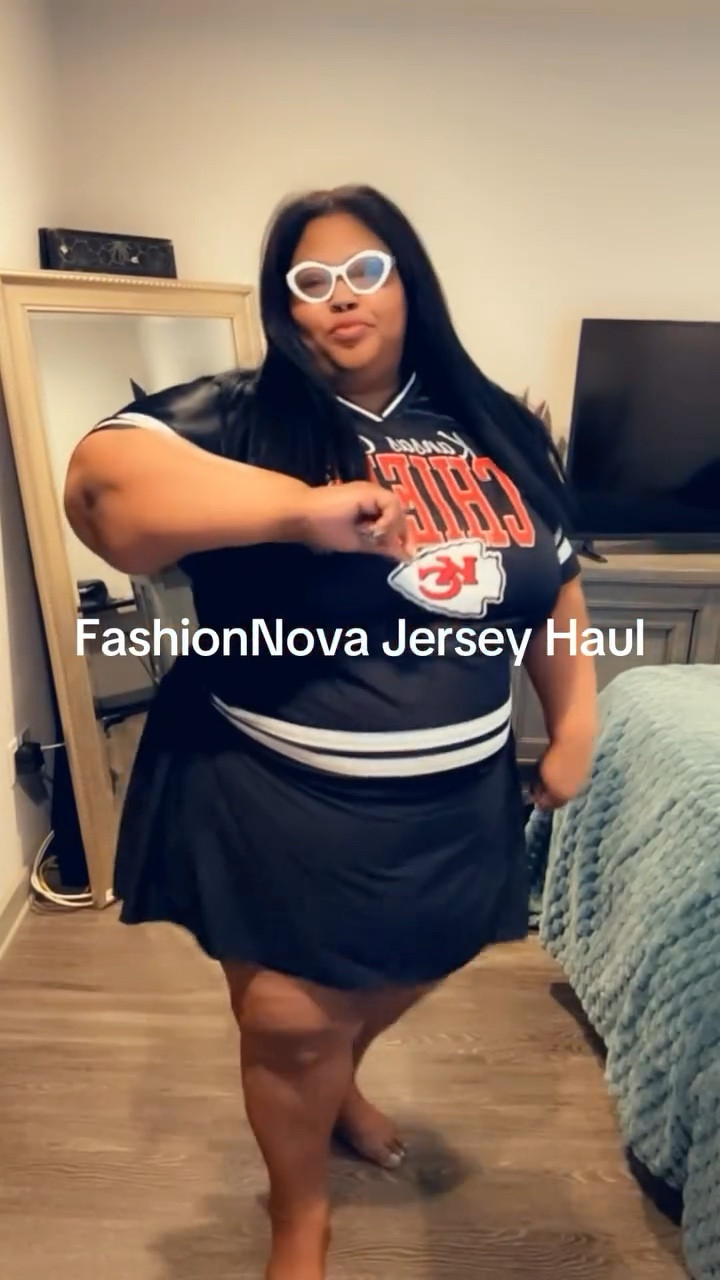 When you save big on sports gear at @fashionnova @fashionnovacurve instead of paying those crazy prices elsewhere—especially for plus sizes. That’s a win! 🙌 

Forever cheering you on!
XoXo,
Your biggest fan! 😝