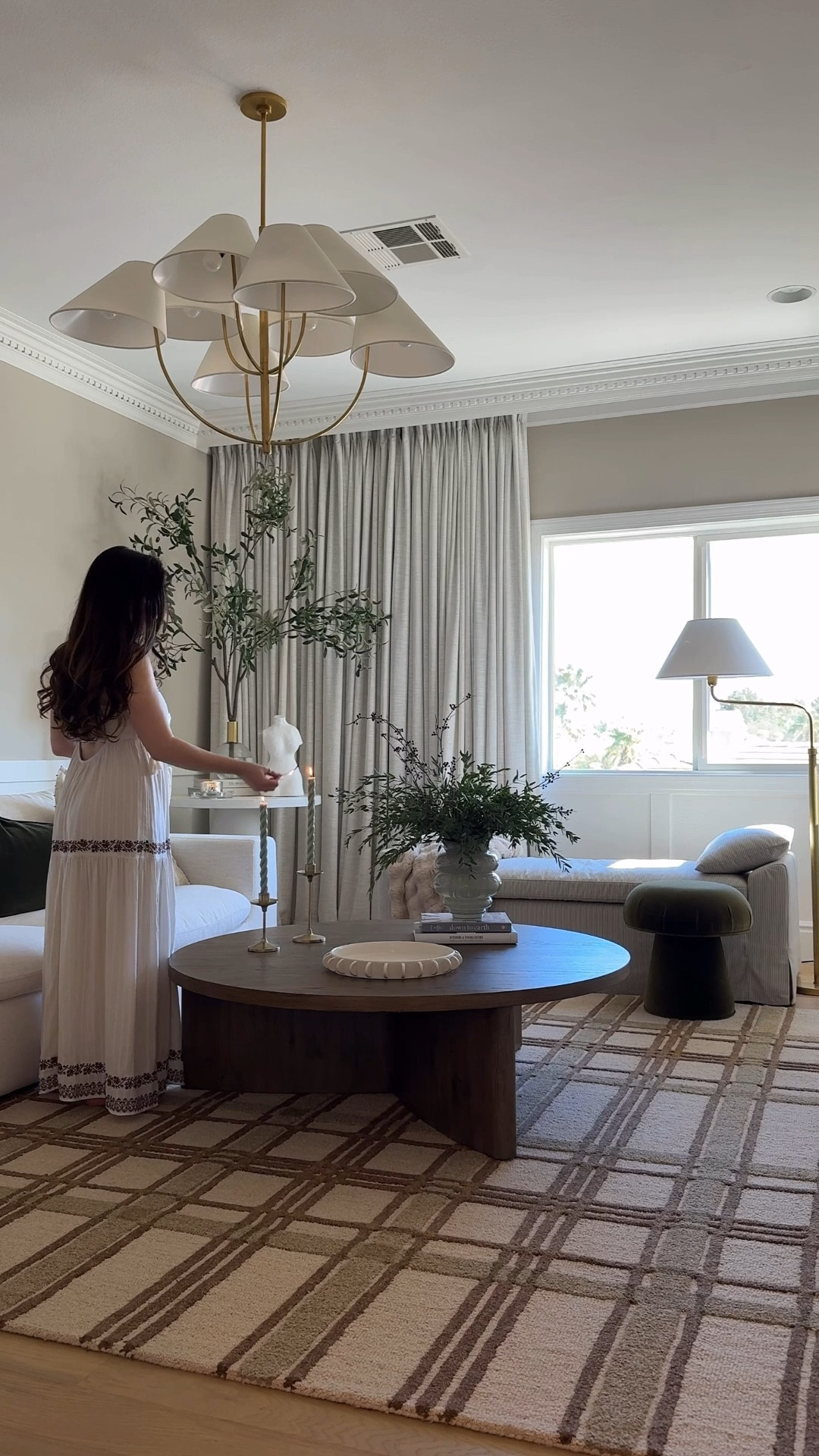 Living room

Plaid rug, coffee table, couch, light, dress, vase

#LTKSaleAlert #LTKdayinmylife #LTKHome