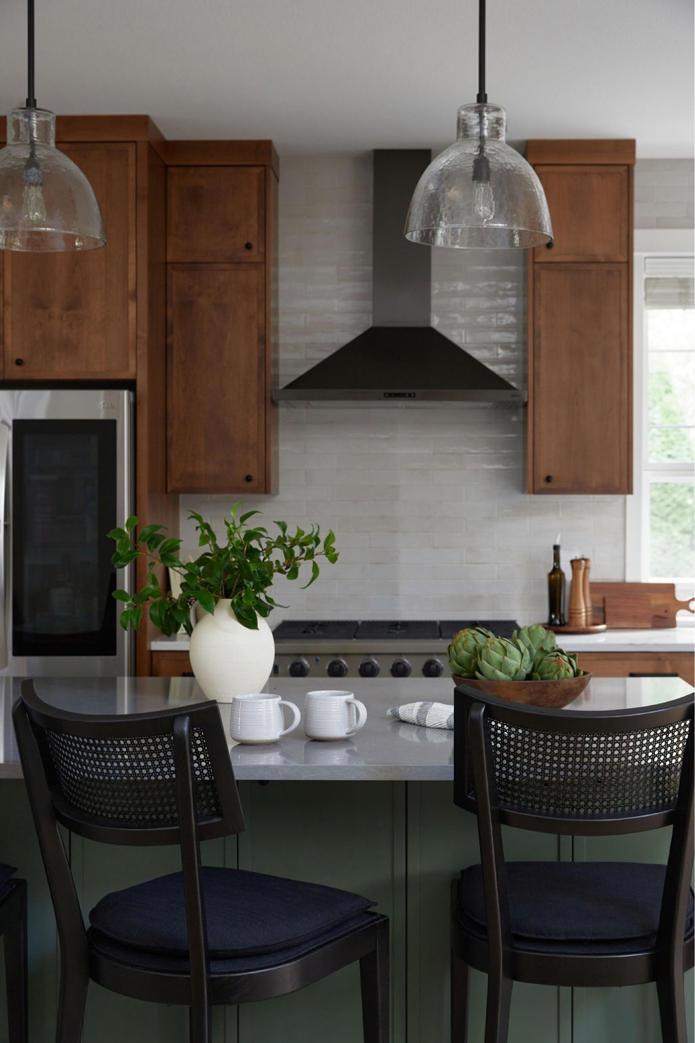 We’re so in love with these black cane barstools! Photography: Emily Kennedy Photography

#LTKhome