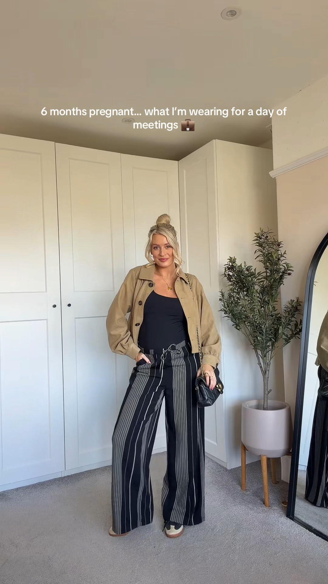 What I’m actually wearing for a day of meetings 💼

These trousers have been on repeat lately (you’ve probably seen them already 😂)

Comfy, easy to style and still feel put together 🖤

Would you wear this?

Wearing a 10 in the trousers and small in the top x 

#bumpfriendlyoutfit #workoutfit #officeoutfit #pregnancyoutfit #springoutfit 