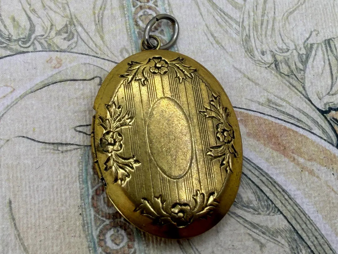 Vintage Unsigned GOLDETTE Engraved Oval Locket - Etsy Canada | Etsy (US)