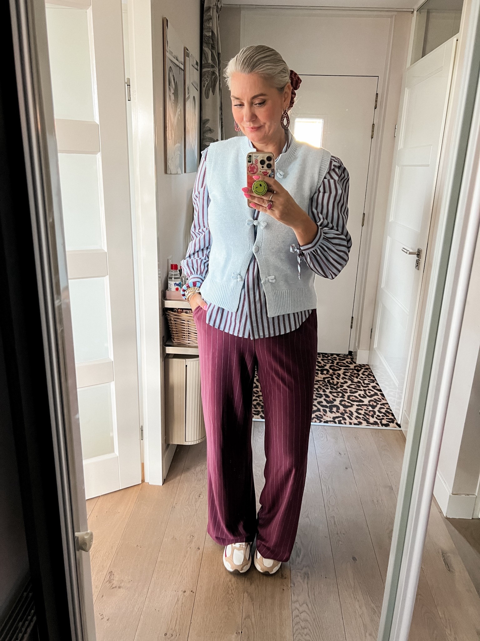 OOTD - Donderdag. Bordeauxrode krijtstreep pantalon (M, https://hema-nl.mtpc.se/6001531), gestreepte blouse (MS mode, 42), gebreid babyblauw gilet (L), oversized scrunchie en Nie V5 sneakers. 



#LTKTall #LTKOver40 #LTKootd