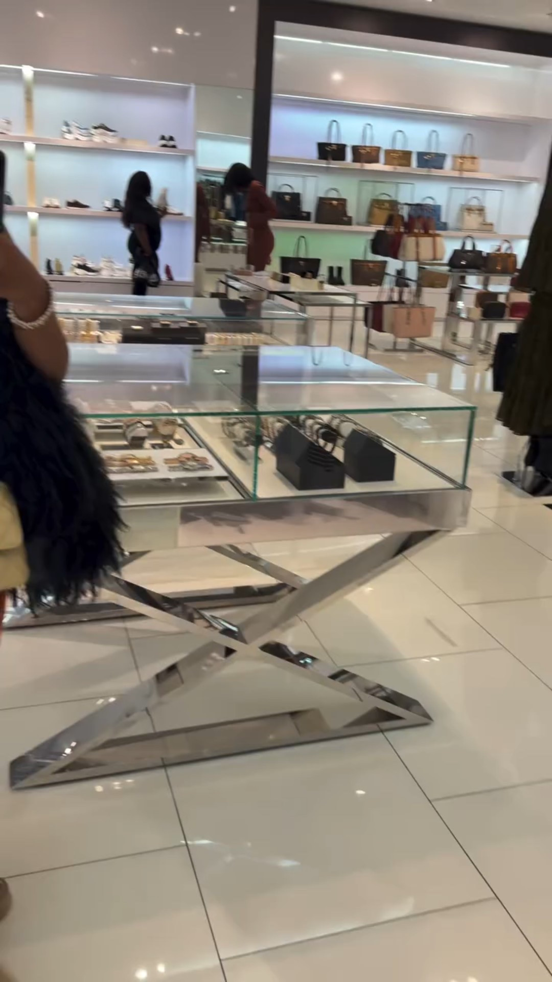 Michael Kors Bringin The Heat With These Shearling Bags & Boots🔥 Fall Is For The Pieces🤏🏽✨✨✨
~ Video Via @misformonaye 👸🏽

#LTKShoeCrush #LTKSeasonal #LTKStyleTip