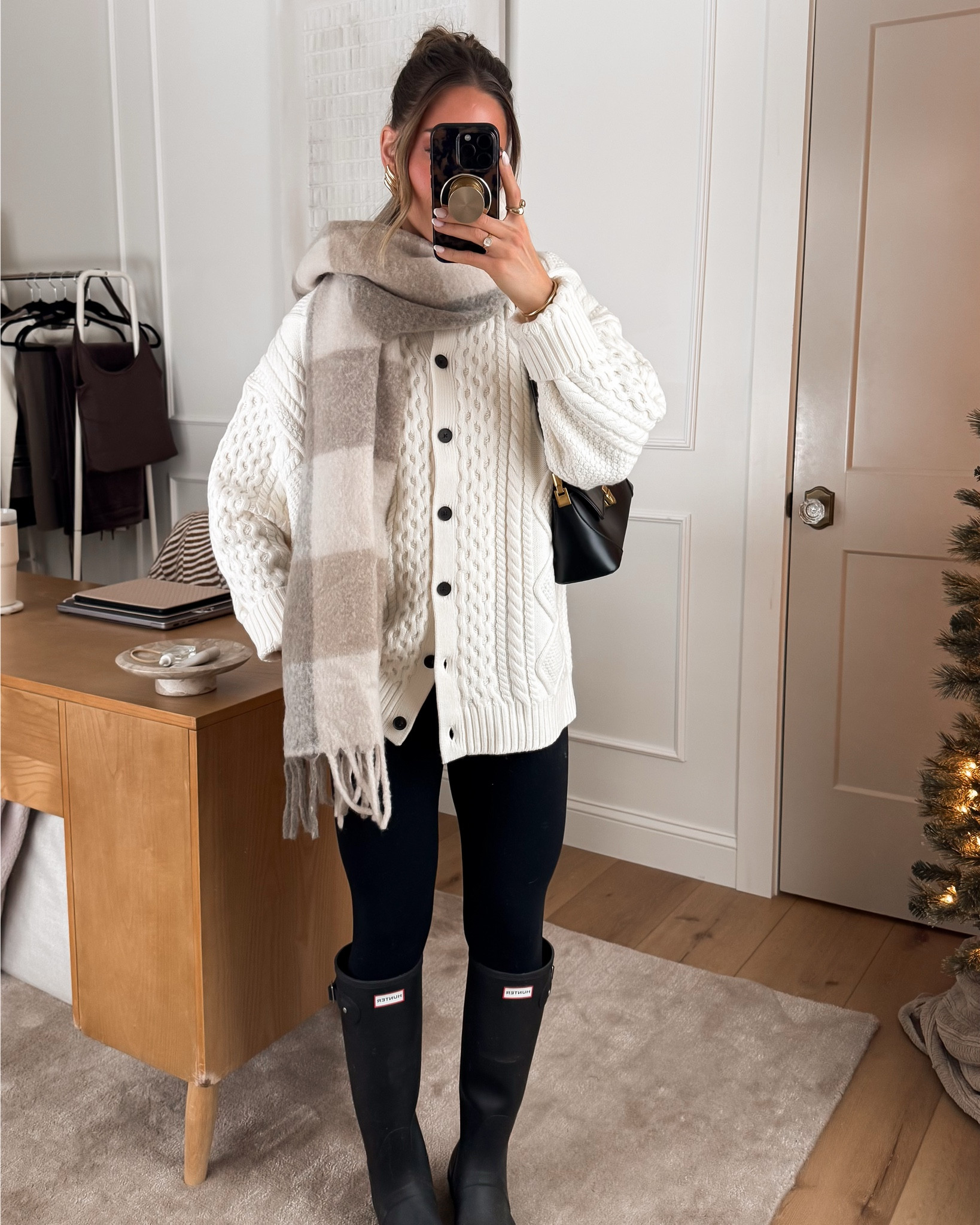 @Aritzia #ad #AritziaPartner #PaidLink
Cozy, elevated, and endlessly wearable — these Aritzia looks aren’t just for the holidays 🤎 timeless pieces that make the best gifts too.🎁

#LTKootd #LTKHoliday #LTKGiftGuide